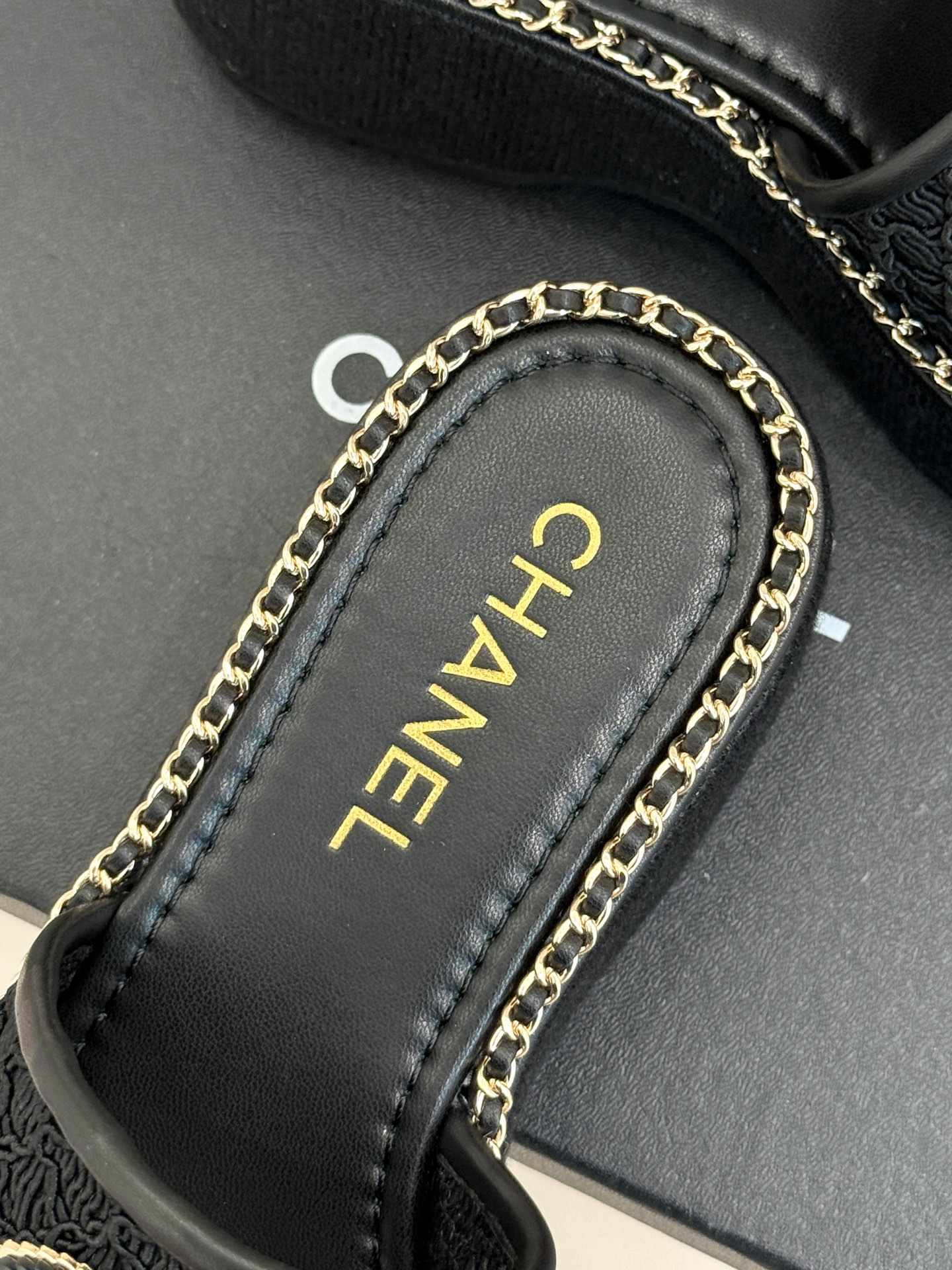 
CHANE*｜小香25C春夏新品度假
厚底链条双C拖鞋
这一季度假凉拖系列真的超美！
搭配链条双C五金