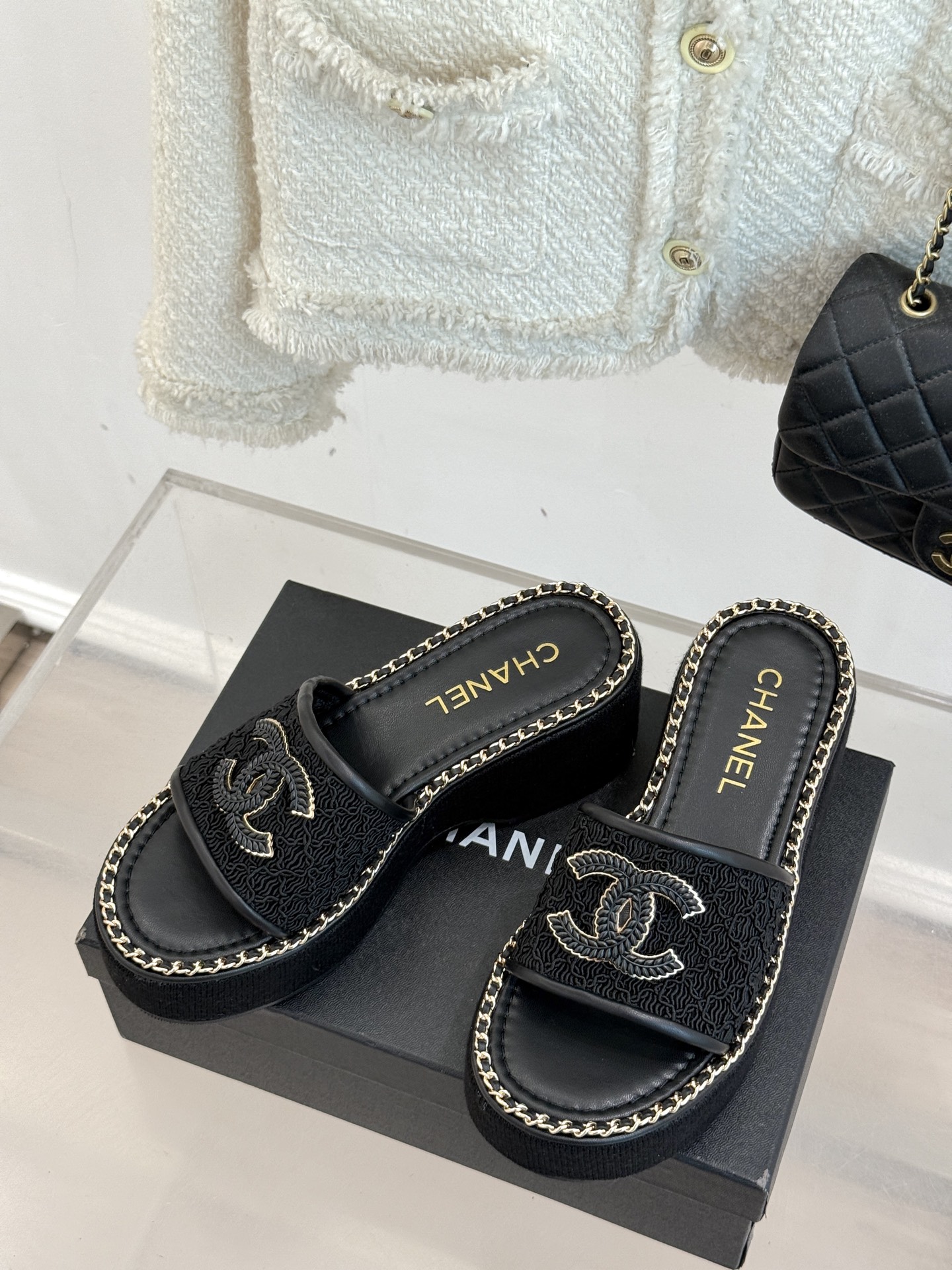 
CHANE*｜小香25C春夏新品度假
厚底链条双C拖鞋
这一季度假凉拖系列真的超美！
搭配链条双C五金