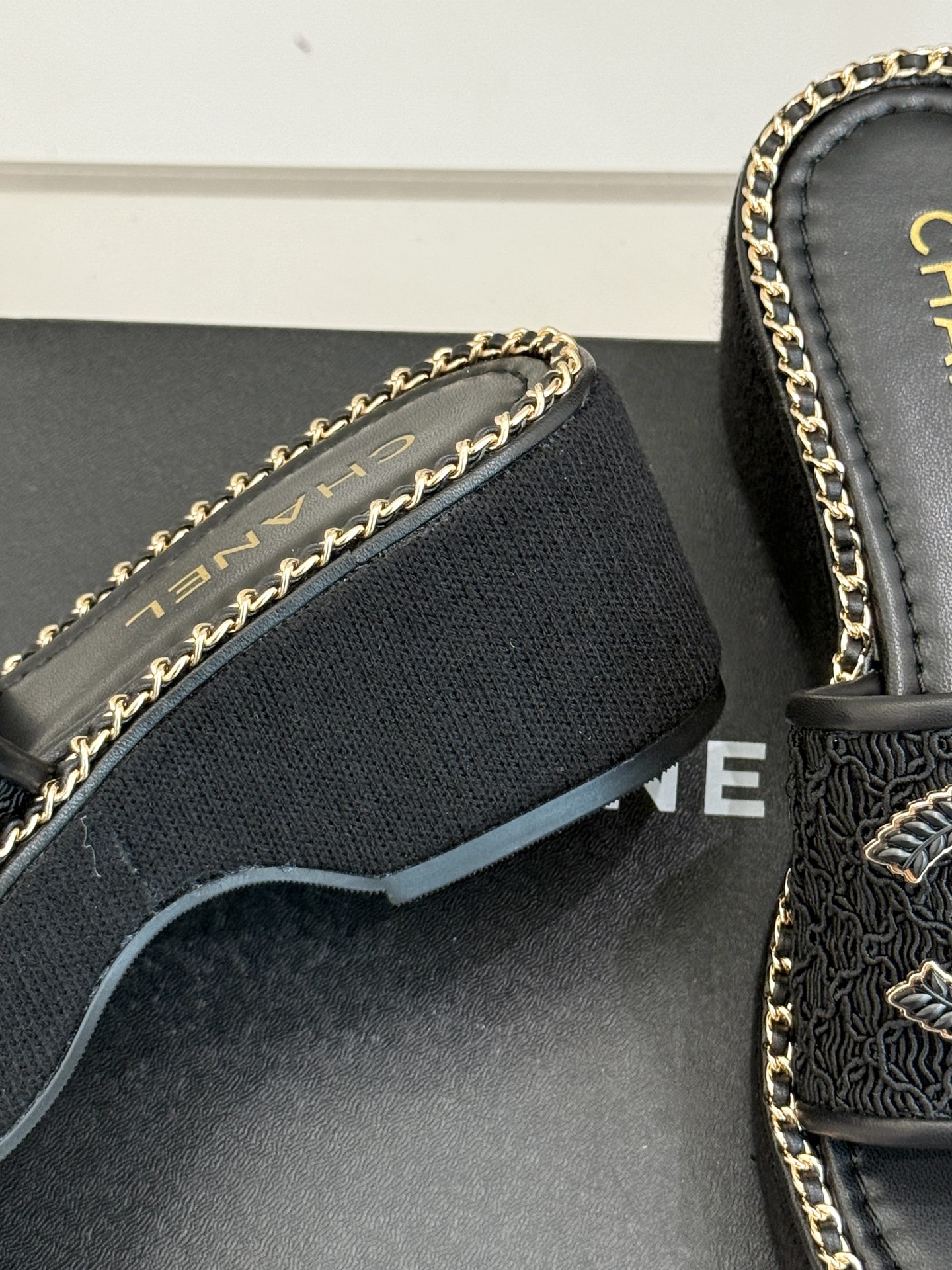 
CHANE*｜小香25C春夏新品度假
厚底链条双C拖鞋
这一季度假凉拖系列真的超美！
搭配链条双C五金