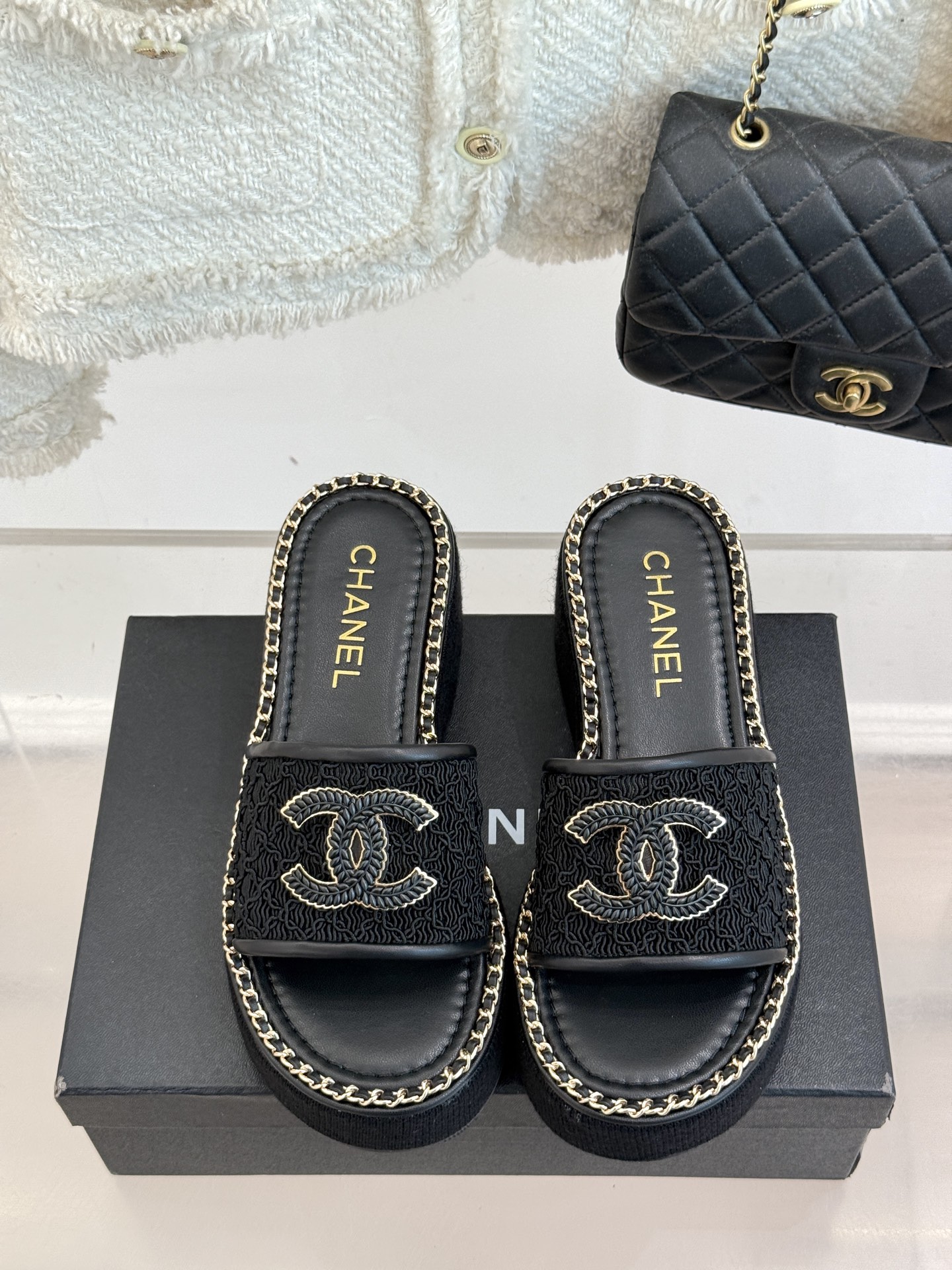 
CHANE*｜小香25C春夏新品度假
厚底链条双C拖鞋
这一季度假凉拖系列真的超美！
搭配链条双C五金