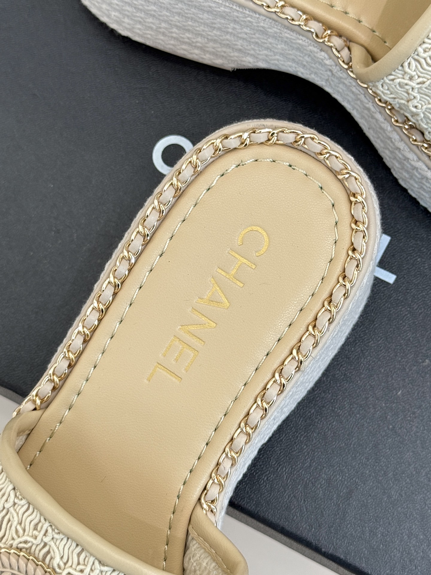 
CHANE*｜小香25C春夏新品度假
厚底链条双C拖鞋
这一季度假凉拖系列真的超美！
搭配链条双C五金