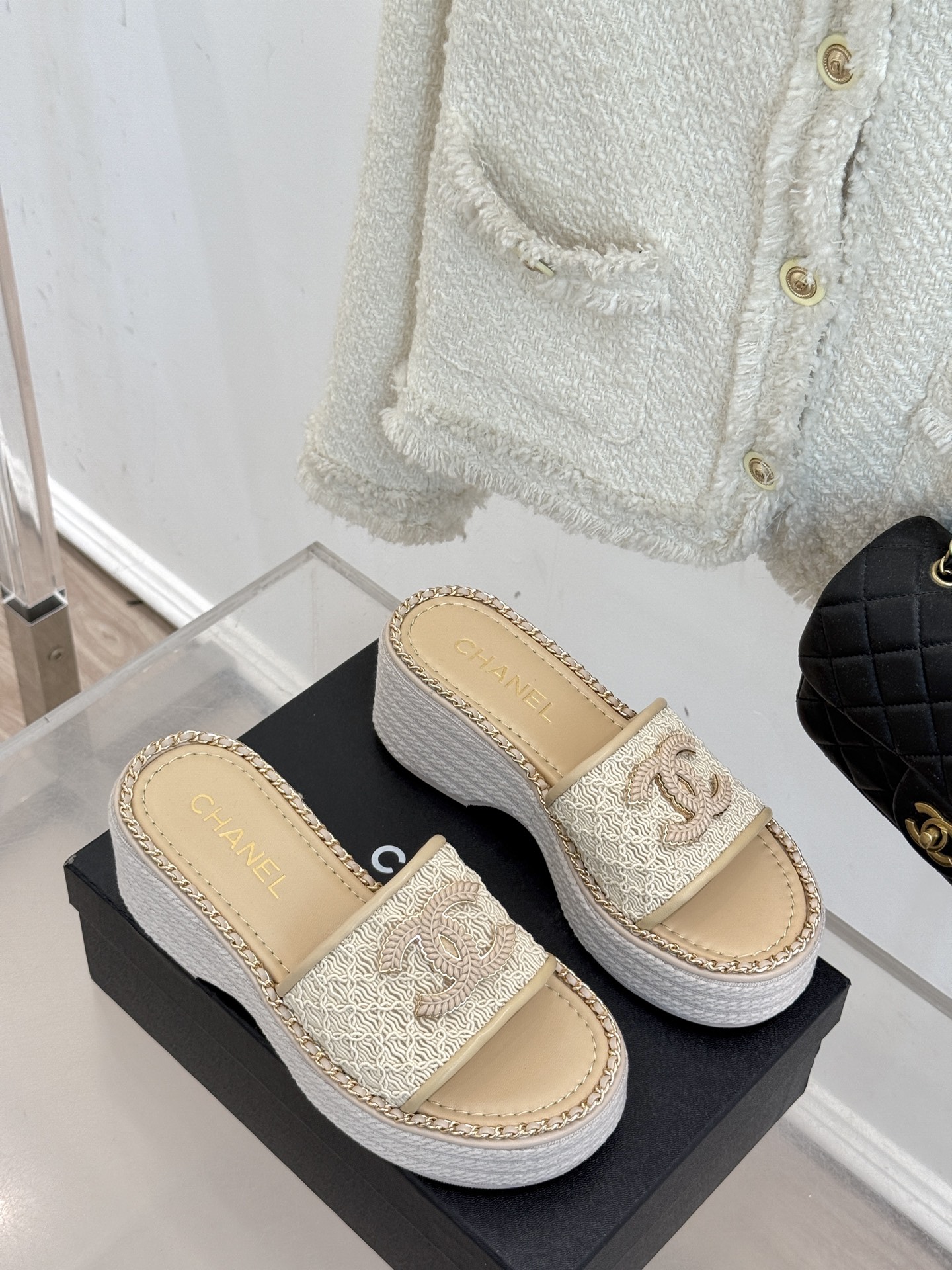 
CHANE*｜小香25C春夏新品度假
厚底链条双C拖鞋
这一季度假凉拖系列真的超美！
搭配链条双C五金