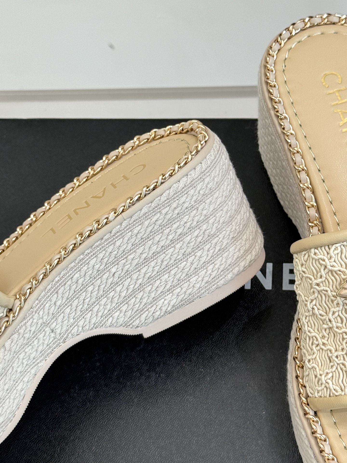 
CHANE*｜小香25C春夏新品度假
厚底链条双C拖鞋
这一季度假凉拖系列真的超美！
搭配链条双C五金