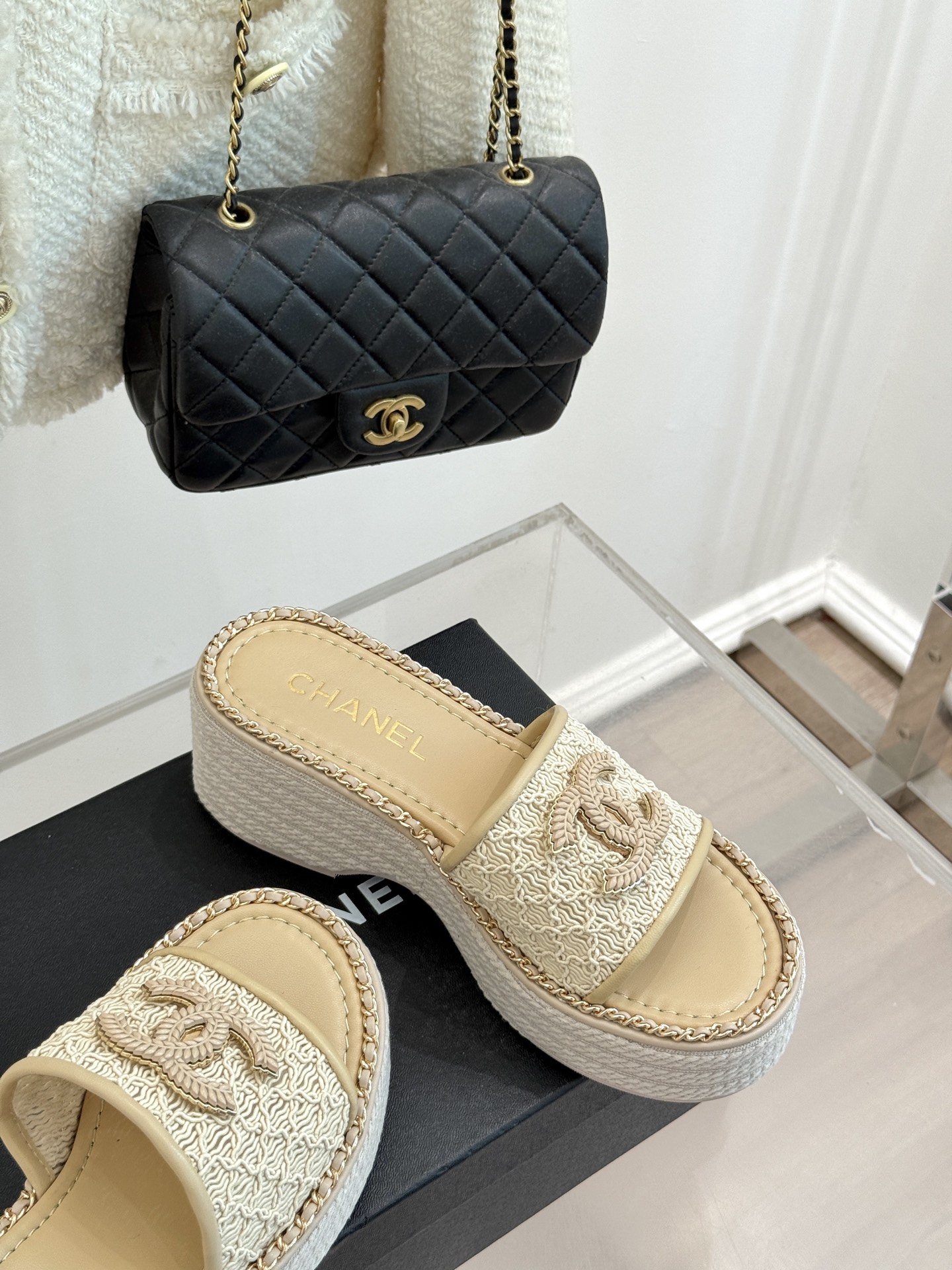 
CHANE*｜小香25C春夏新品度假
厚底链条双C拖鞋
这一季度假凉拖系列真的超美！
搭配链条双C五金
