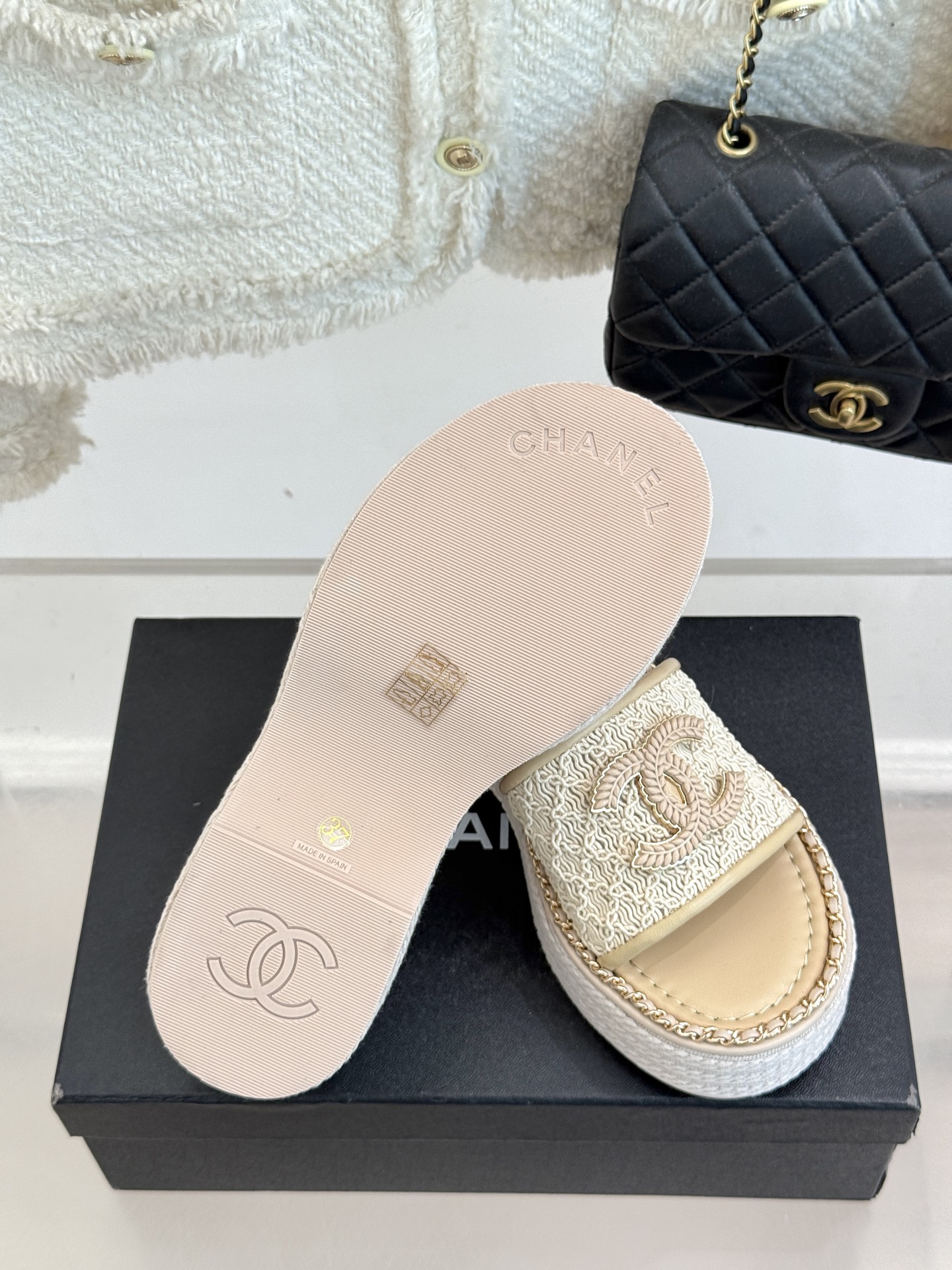 
CHANE*｜小香25C春夏新品度假
厚底链条双C拖鞋
这一季度假凉拖系列真的超美！
搭配链条双C五金