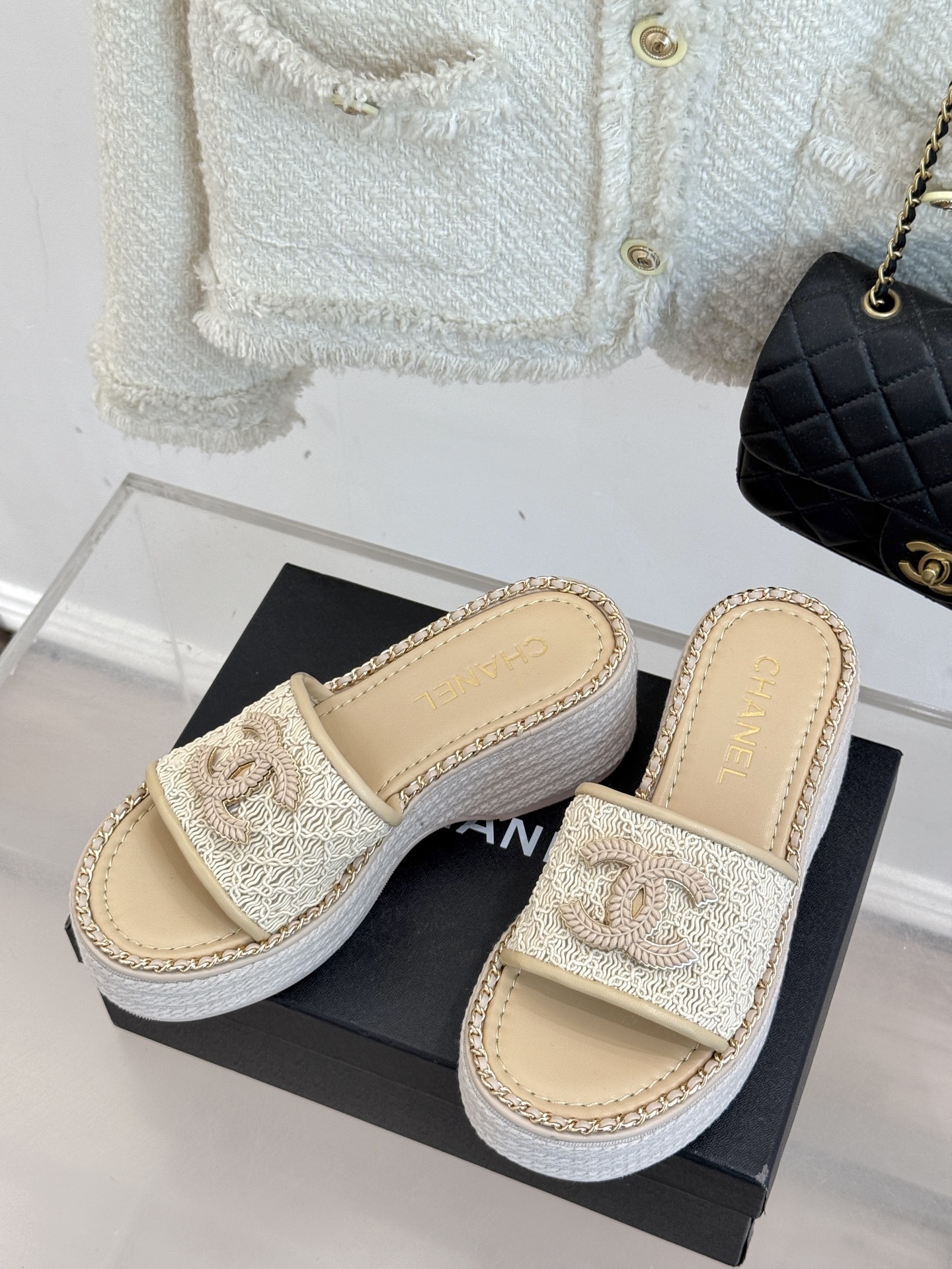 
CHANE*｜小香25C春夏新品度假
厚底链条双C拖鞋
这一季度假凉拖系列真的超美！
搭配链条双C五金