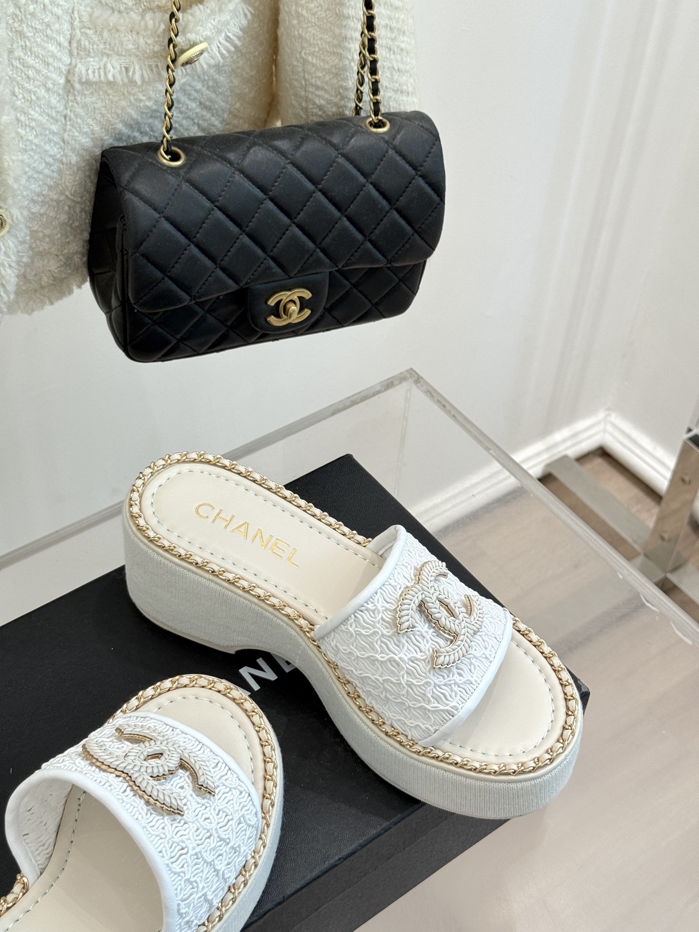 
CHANE*｜小香25C春夏新品度假
厚底链条双C拖鞋
这一季度假凉拖系列真的超美！
搭配链条双C五金