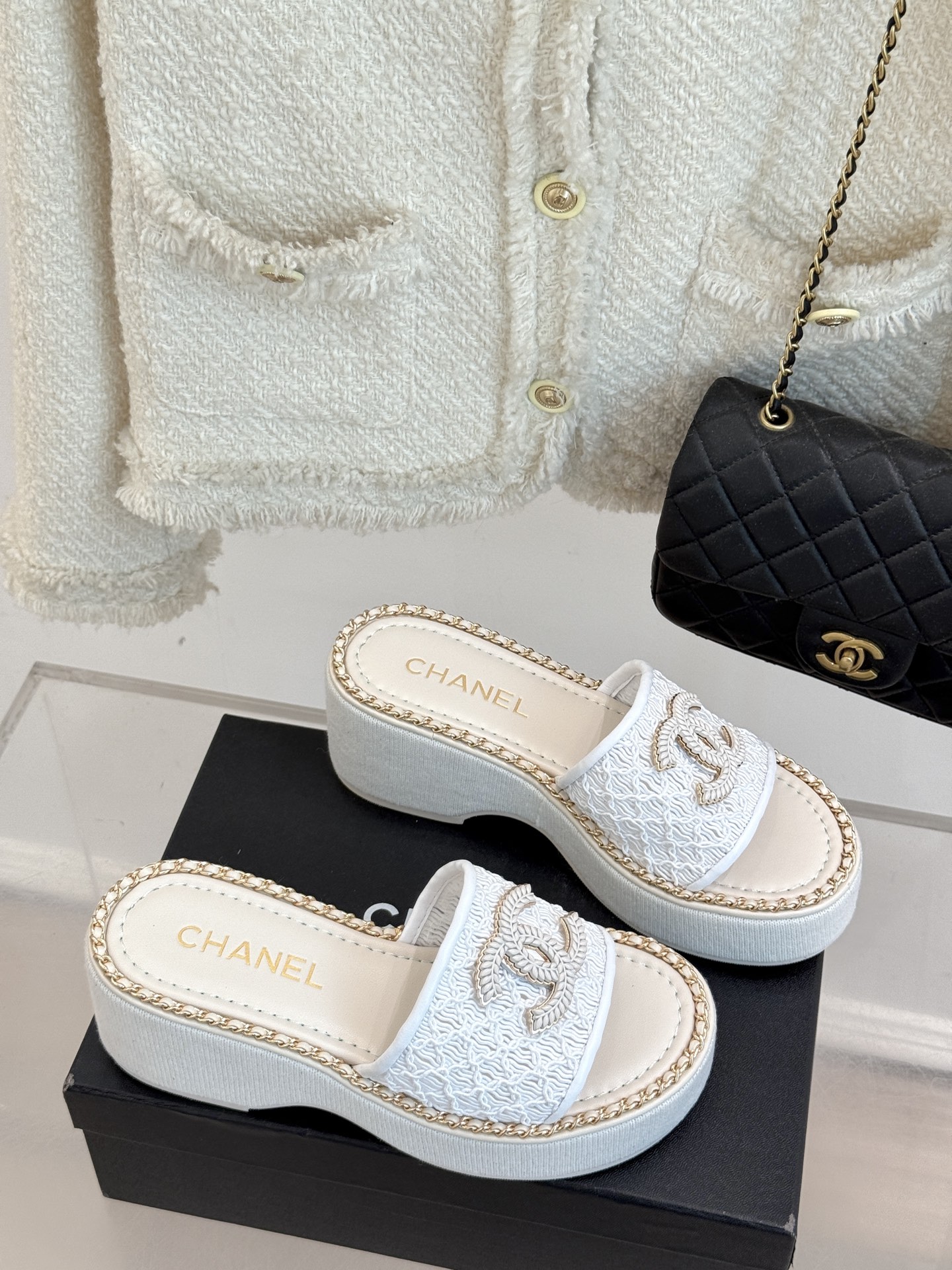 
CHANE*｜小香25C春夏新品度假
厚底链条双C拖鞋
这一季度假凉拖系列真的超美！
搭配链条双C五金