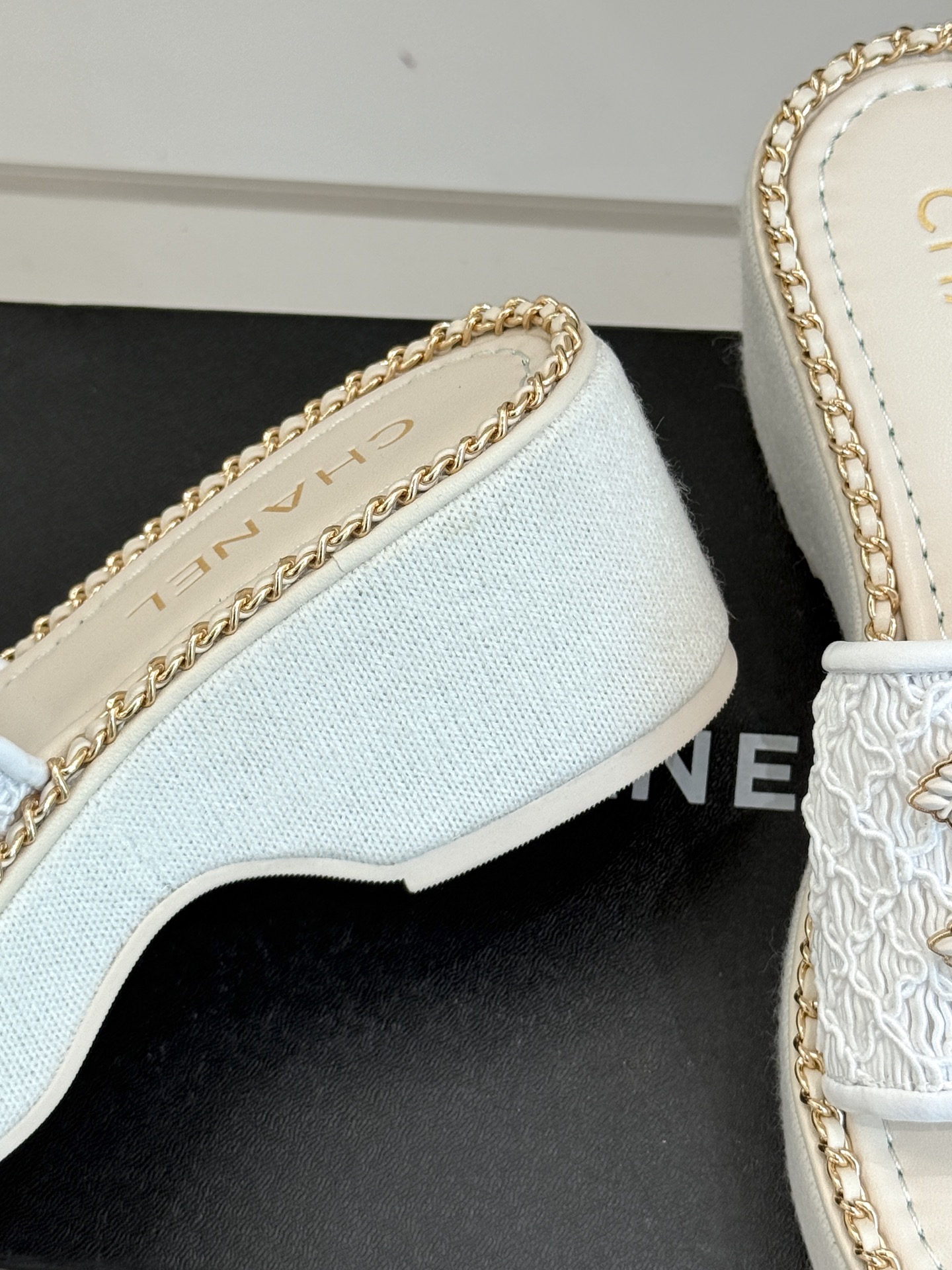 
CHANE*｜小香25C春夏新品度假
厚底链条双C拖鞋
这一季度假凉拖系列真的超美！
搭配链条双C五金
