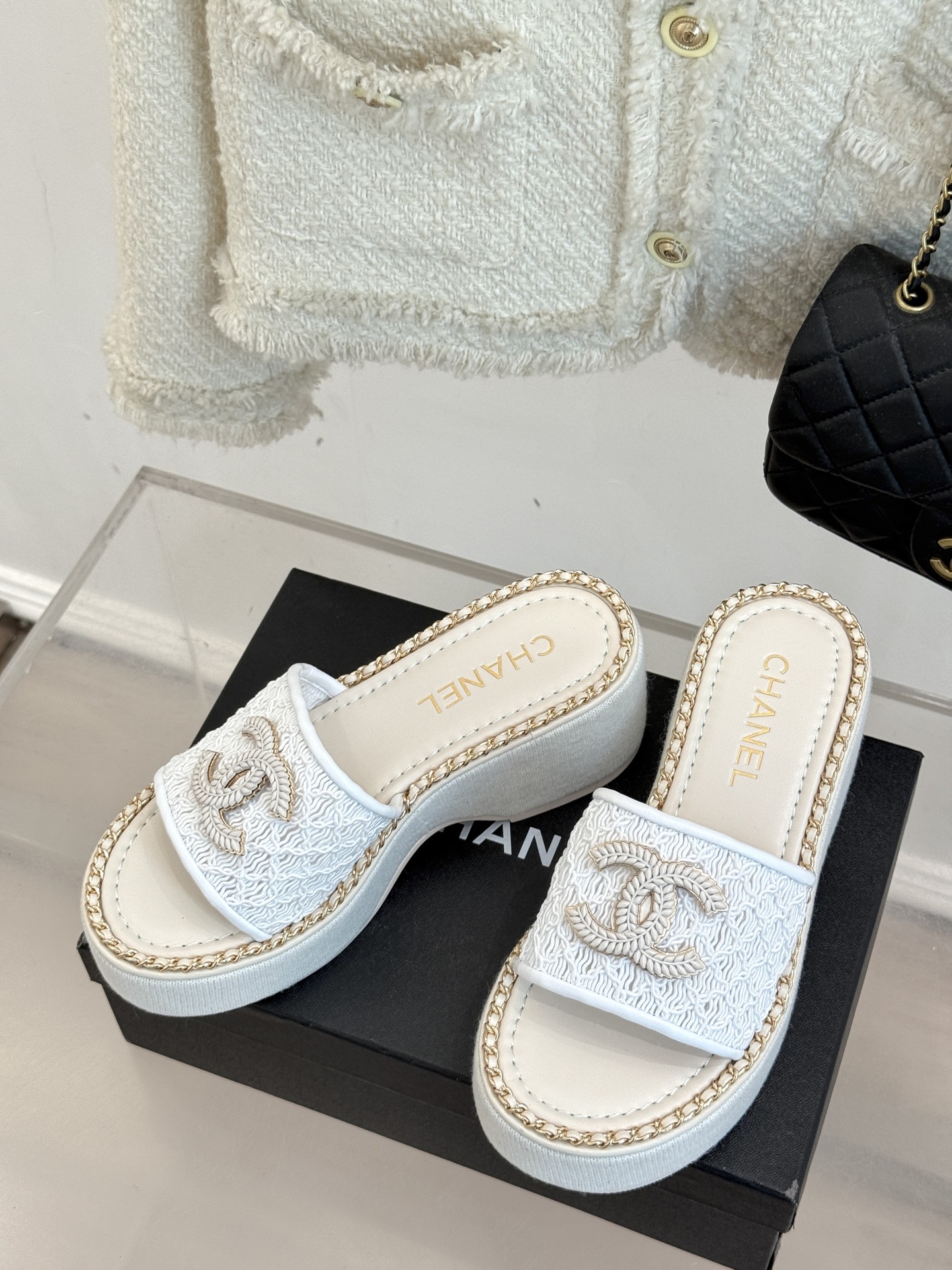 
CHANE*｜小香25C春夏新品度假
厚底链条双C拖鞋
这一季度假凉拖系列真的超美！
搭配链条双C五金