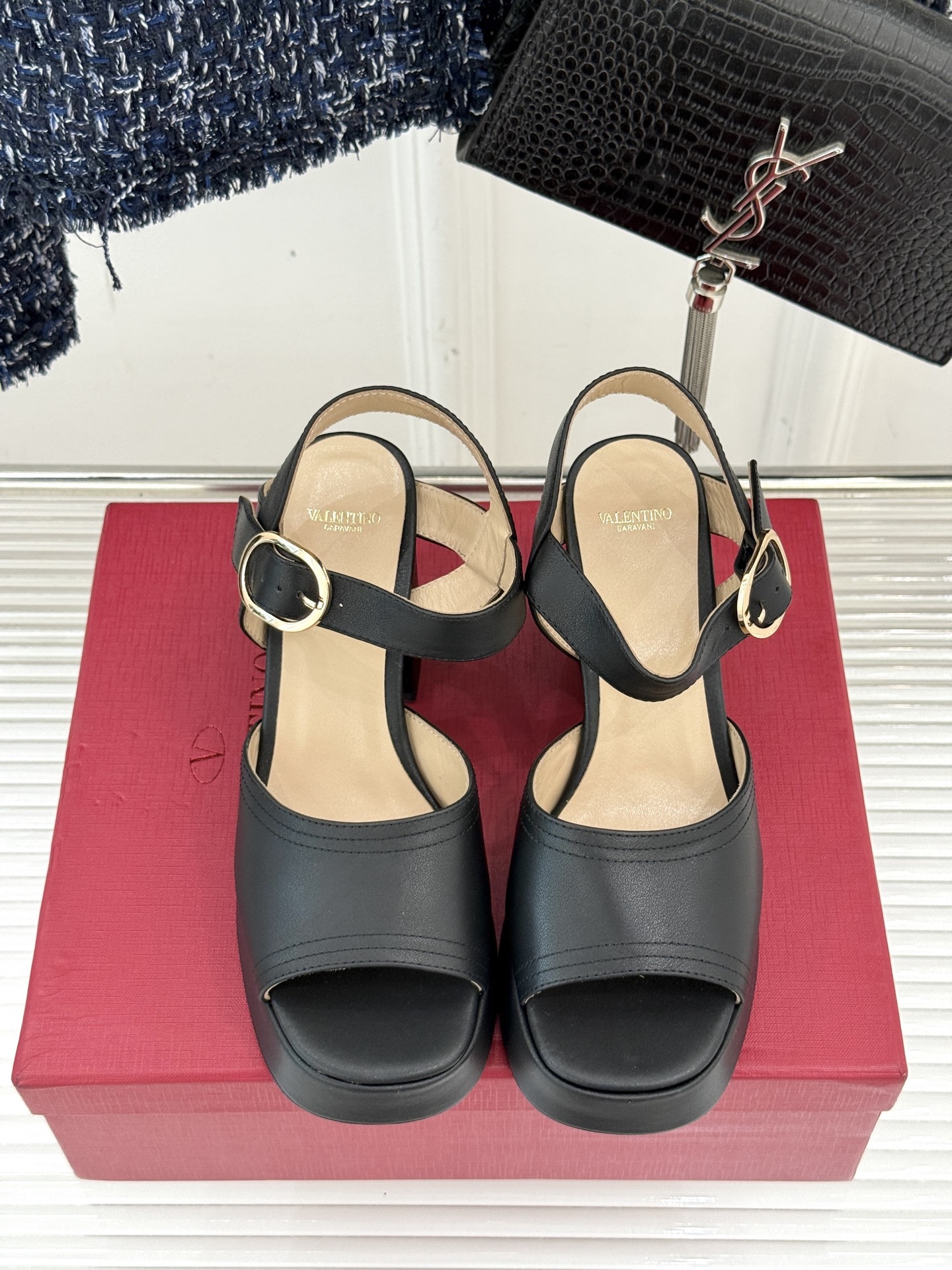 Valentino/华伦天奴25ss春夏
新品防水台高跟凉鞋
一双恨天高防水台高跟凉鞋
足以点燃你的时