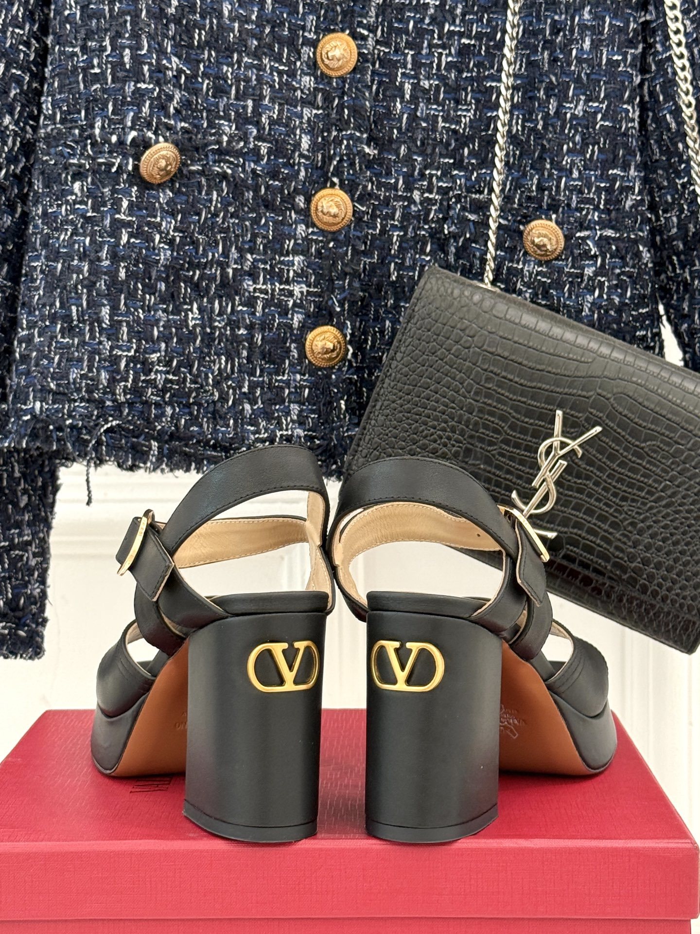 Valentino/华伦天奴25ss春夏
新品防水台高跟凉鞋
一双恨天高防水台高跟凉鞋
足以点燃你的时