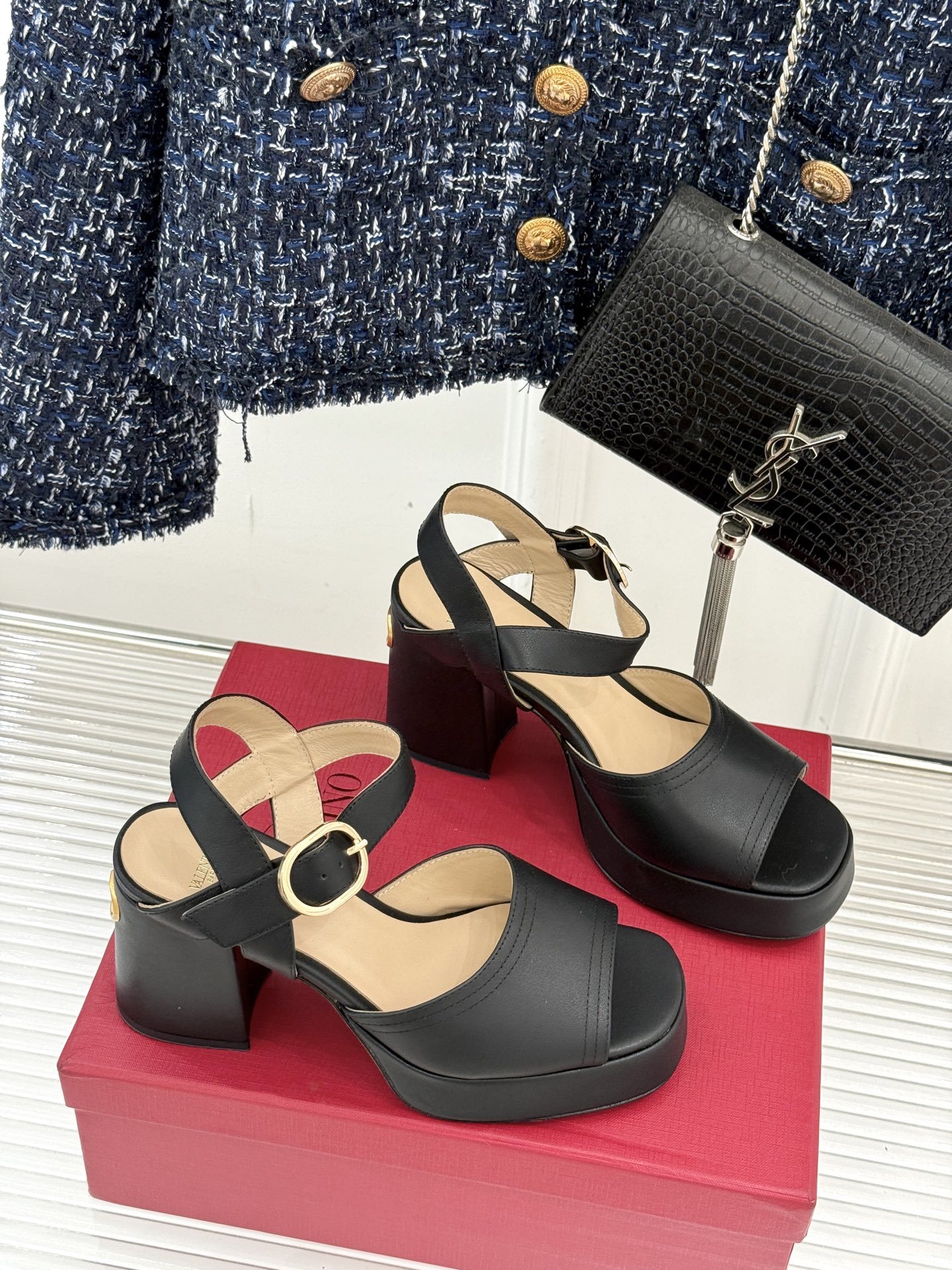 Valentino/华伦天奴25ss春夏
新品防水台高跟凉鞋
一双恨天高防水台高跟凉鞋
足以点燃你的时
