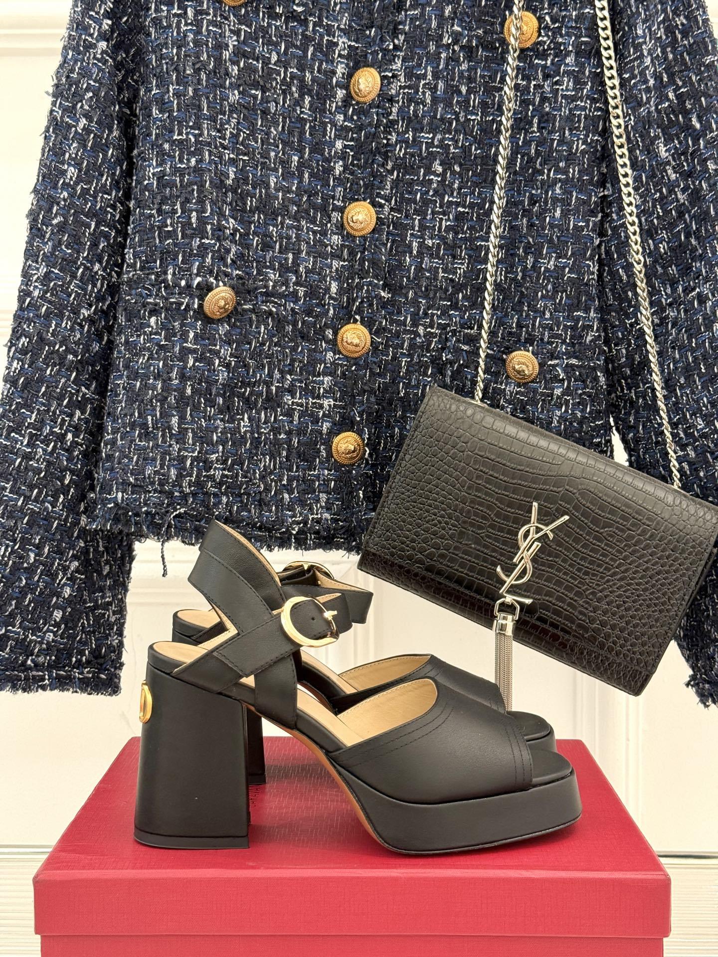Valentino/华伦天奴25ss春夏
新品防水台高跟凉鞋
一双恨天高防水台高跟凉鞋
足以点燃你的时