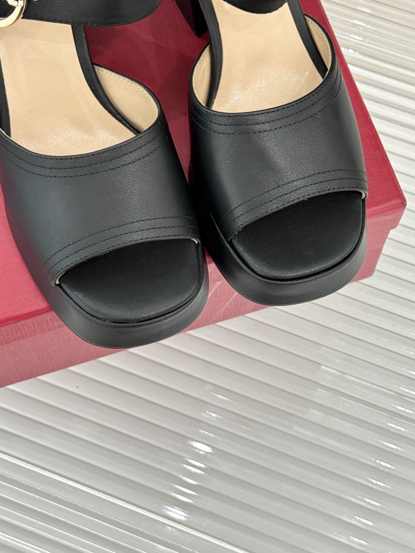 Valentino/华伦天奴25ss春夏
新品防水台高跟凉鞋
一双恨天高防水台高跟凉鞋
足以点燃你的时