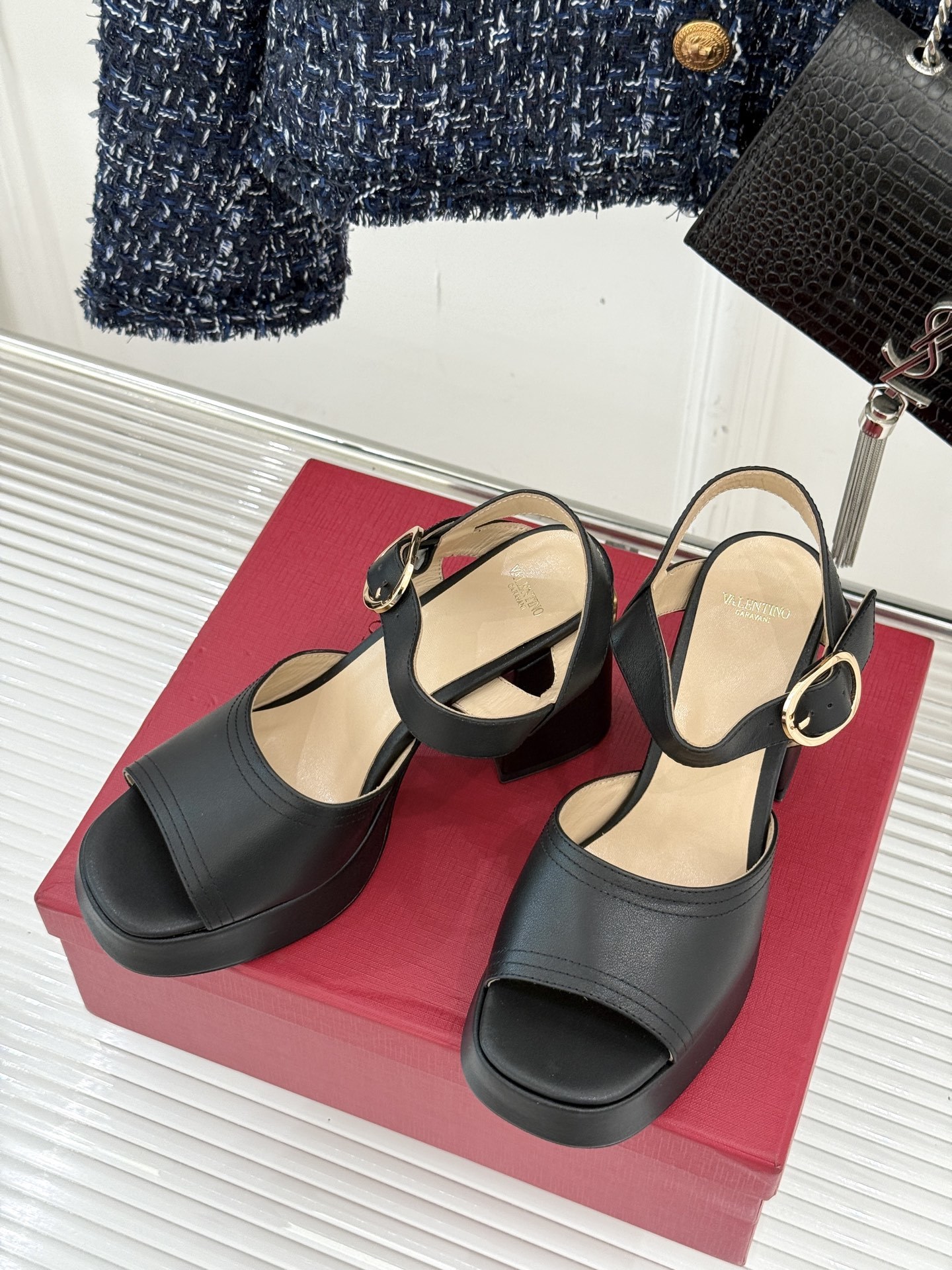 Valentino/华伦天奴25ss春夏
新品防水台高跟凉鞋
一双恨天高防水台高跟凉鞋
足以点燃你的时