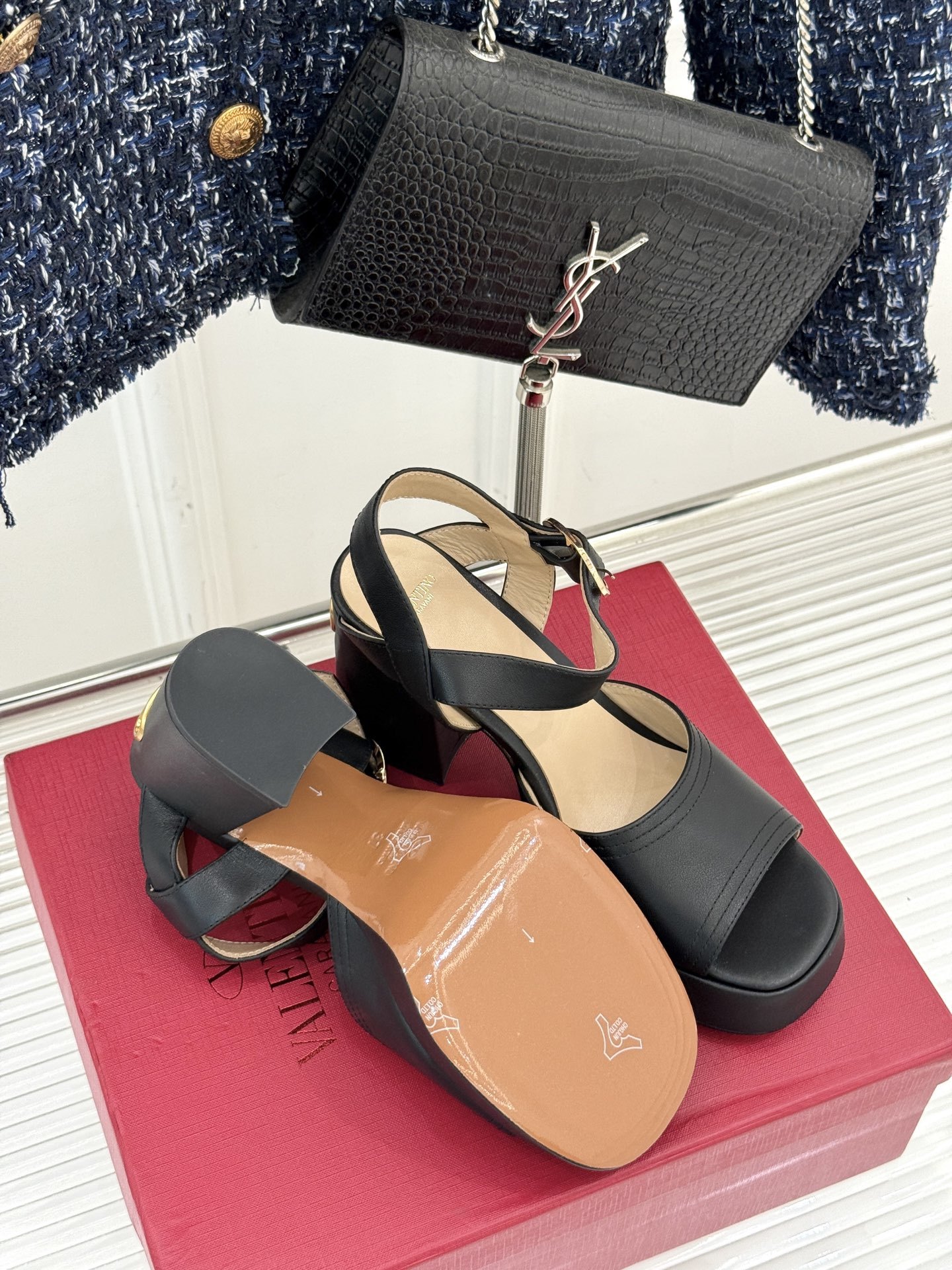 Valentino/华伦天奴25ss春夏
新品防水台高跟凉鞋
一双恨天高防水台高跟凉鞋
足以点燃你的时