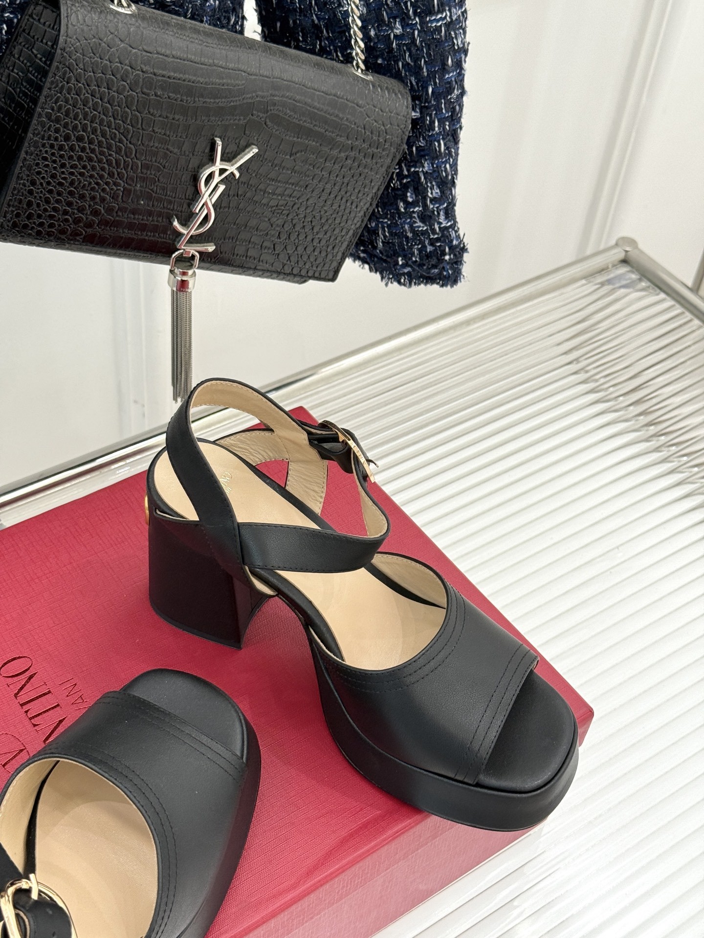 Valentino/华伦天奴25ss春夏
新品防水台高跟凉鞋
一双恨天高防水台高跟凉鞋
足以点燃你的时
