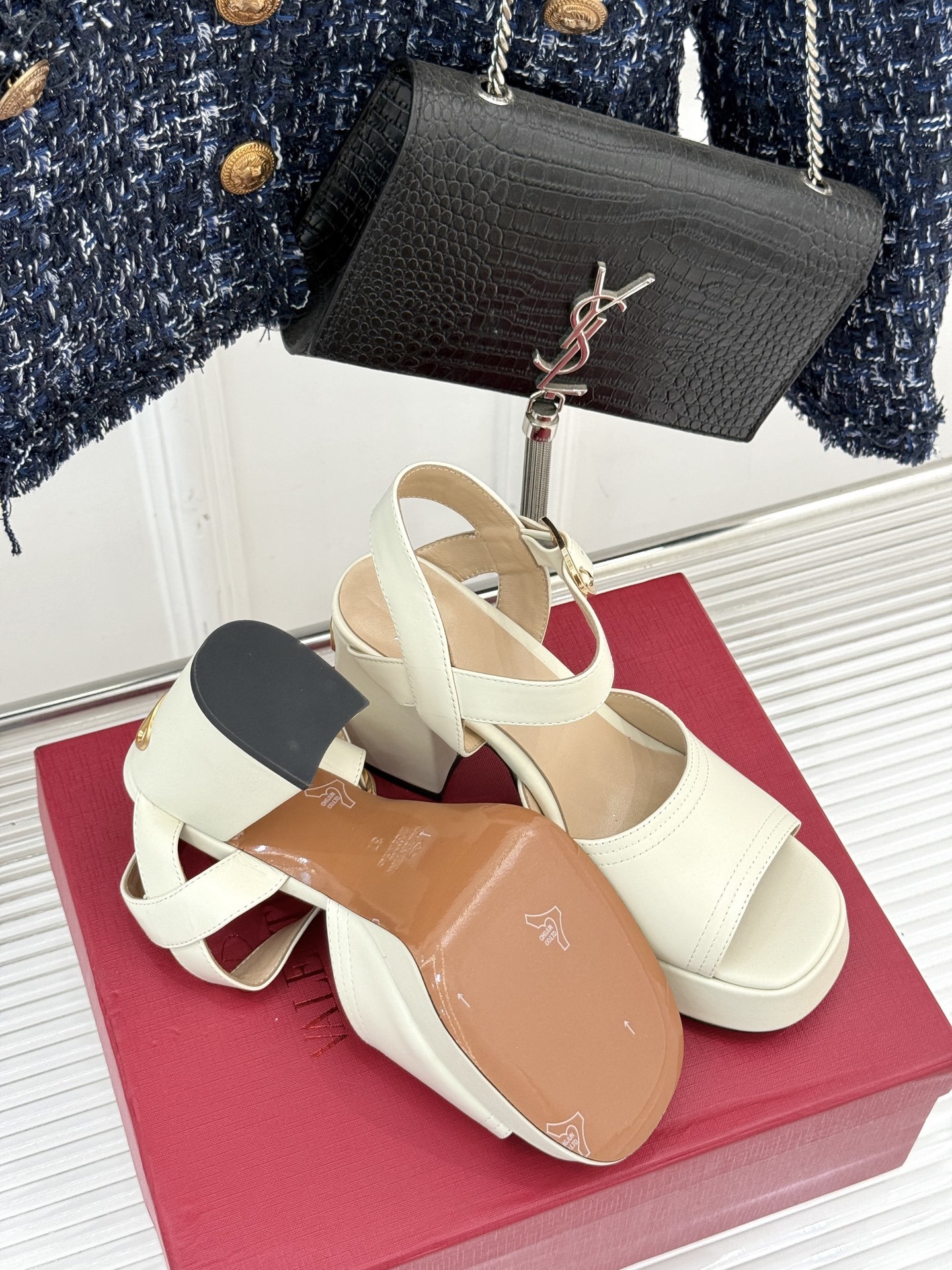 Valentino/华伦天奴25ss春夏
新品防水台高跟凉鞋
一双恨天高防水台高跟凉鞋
足以点燃你的时
