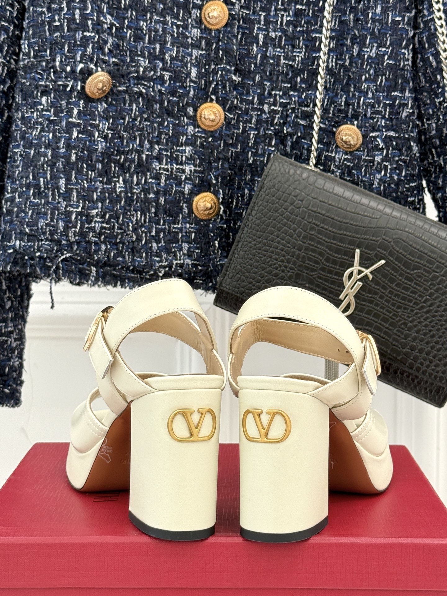 Valentino/华伦天奴25ss春夏
新品防水台高跟凉鞋
一双恨天高防水台高跟凉鞋
足以点燃你的时