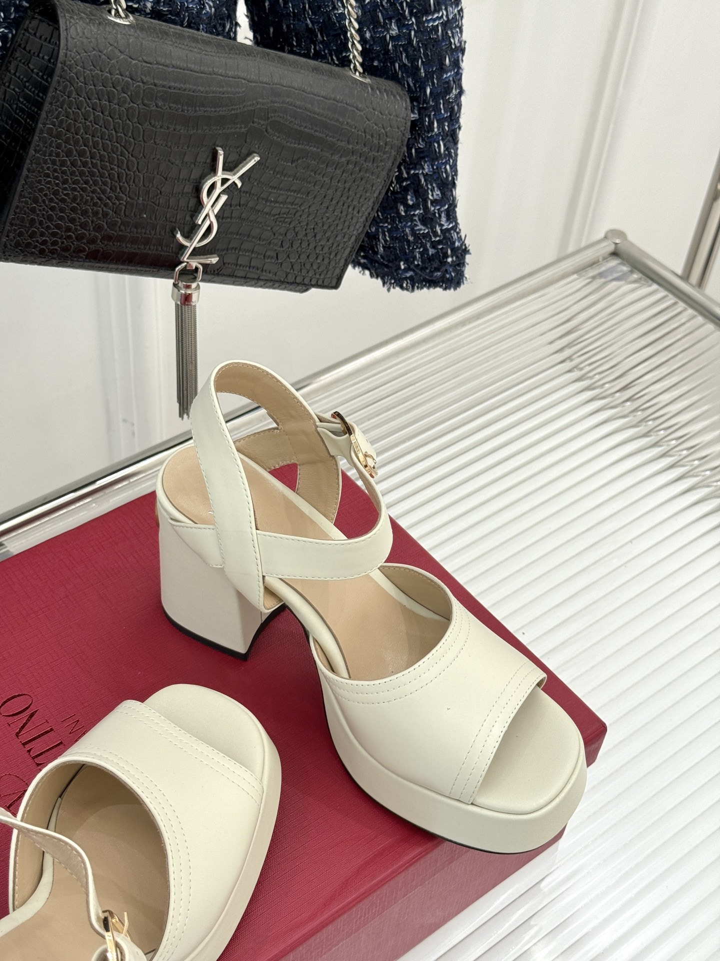 Valentino/华伦天奴25ss春夏
新品防水台高跟凉鞋
一双恨天高防水台高跟凉鞋
足以点燃你的时