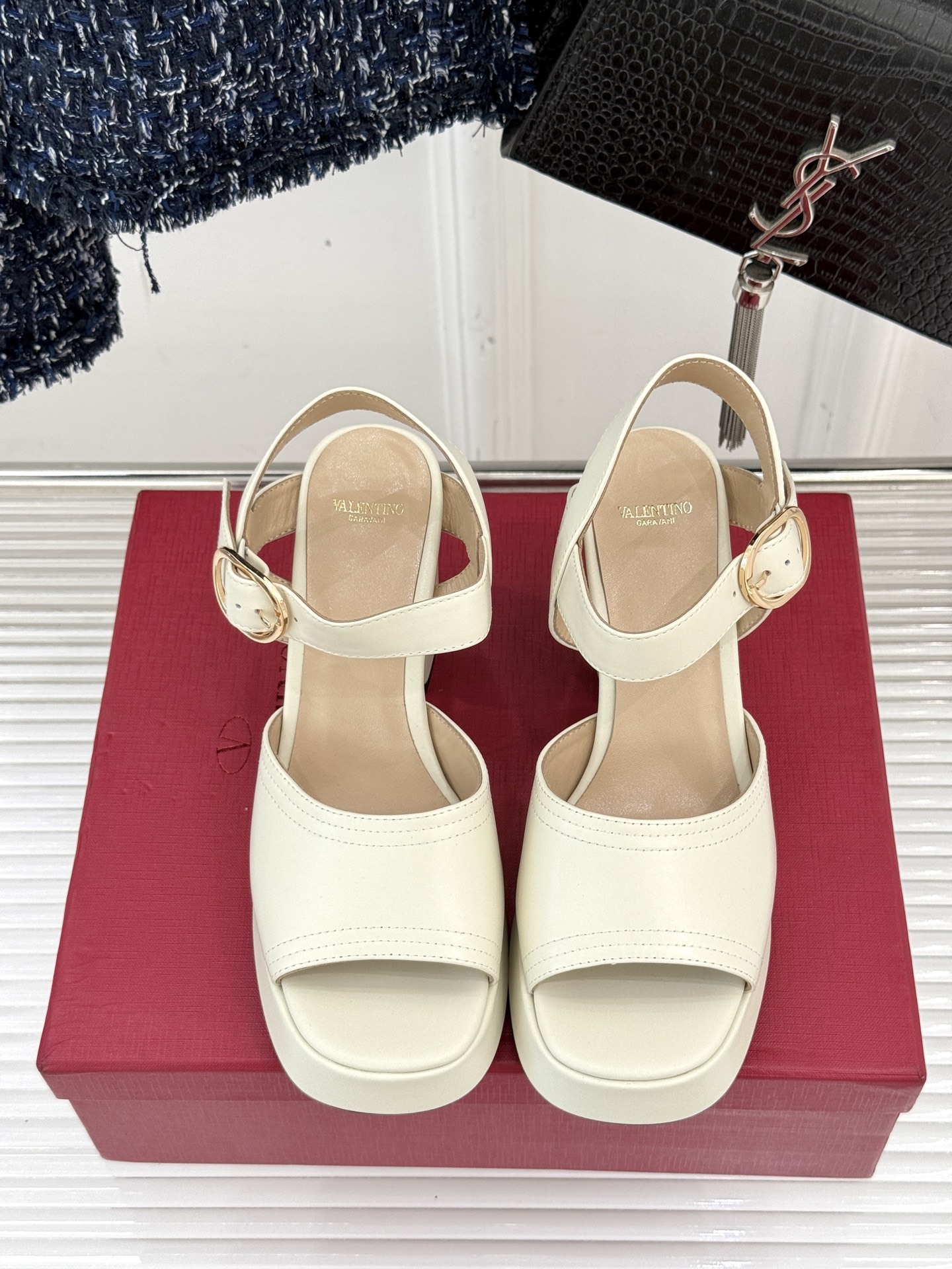 Valentino/华伦天奴25ss春夏
新品防水台高跟凉鞋
一双恨天高防水台高跟凉鞋
足以点燃你的时
