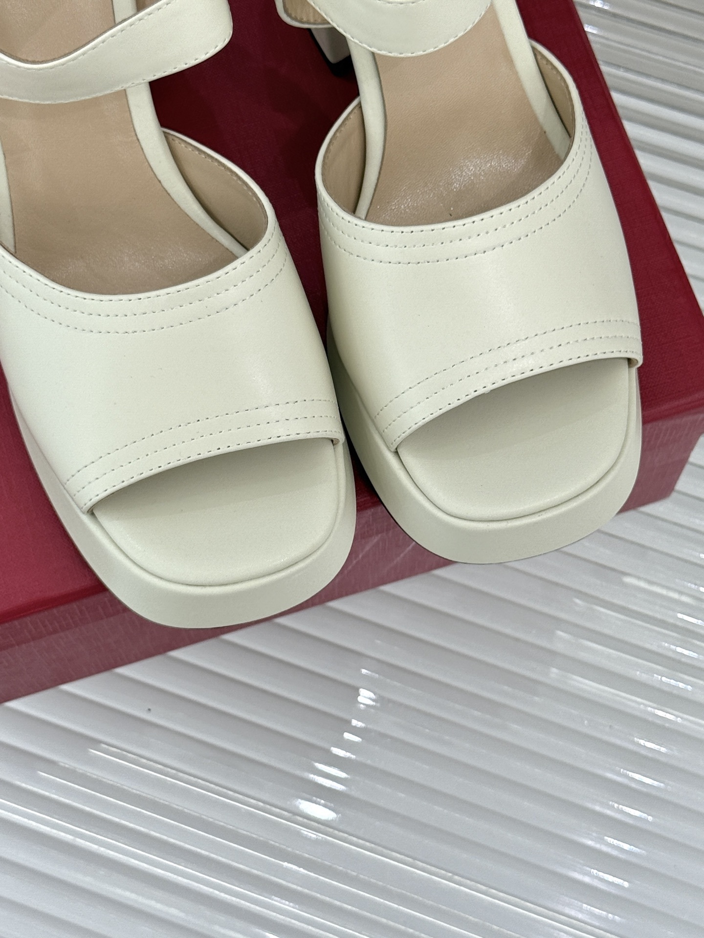 Valentino/华伦天奴25ss春夏
新品防水台高跟凉鞋
一双恨天高防水台高跟凉鞋
足以点燃你的时