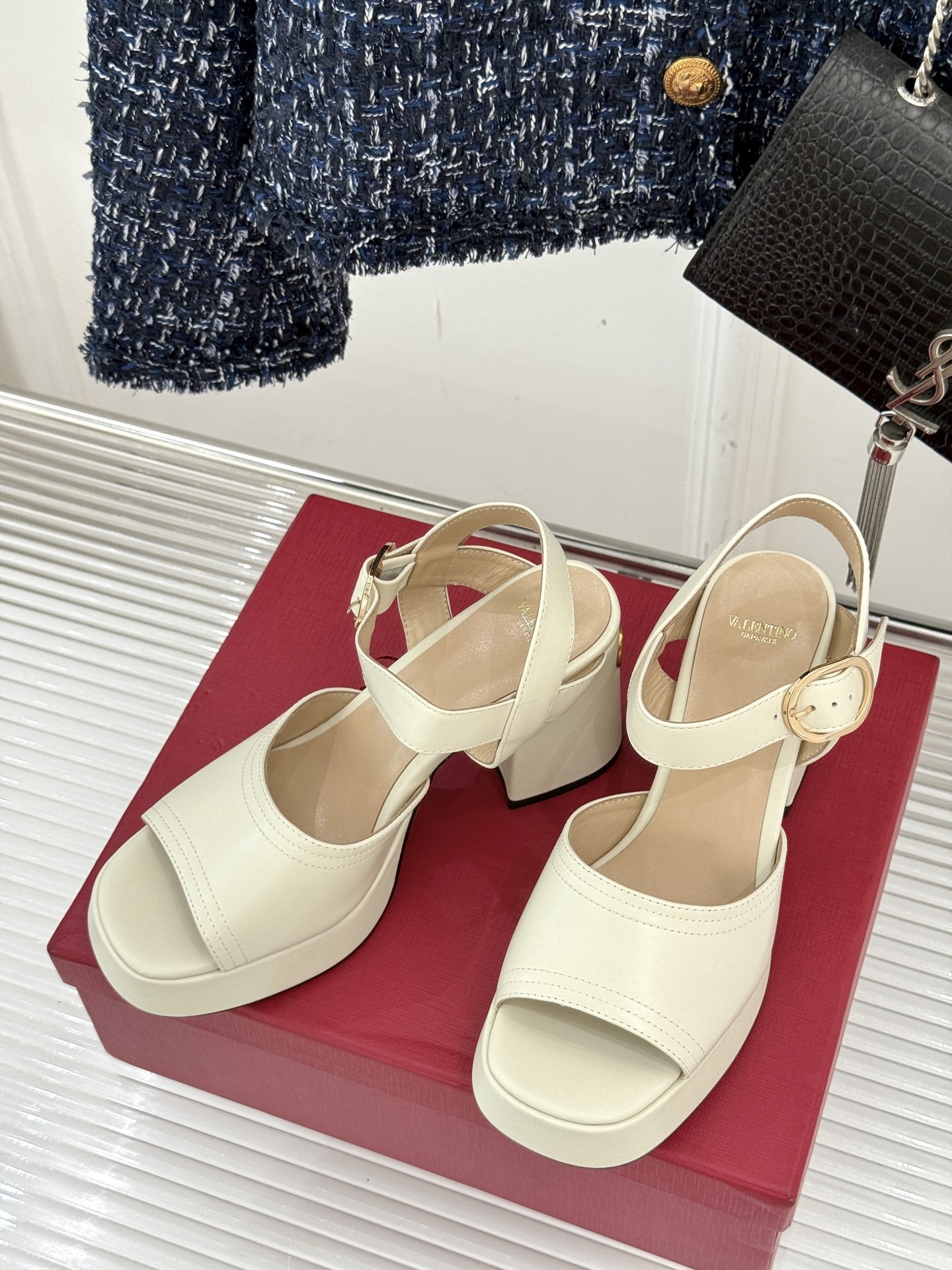 Valentino/华伦天奴25ss春夏
新品防水台高跟凉鞋
一双恨天高防水台高跟凉鞋
足以点燃你的时