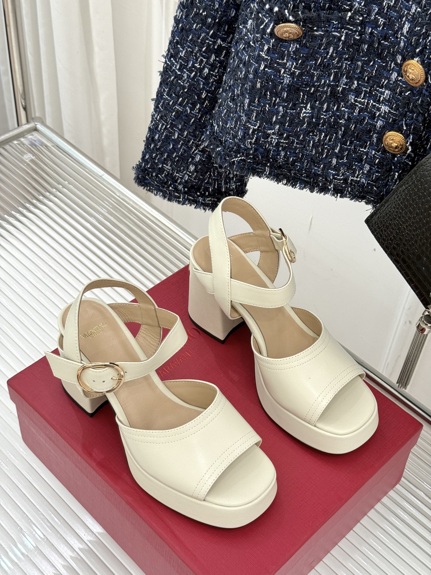 Valentino/华伦天奴25ss春夏
新品防水台高跟凉鞋
一双恨天高防水台高跟凉鞋
足以点燃你的时