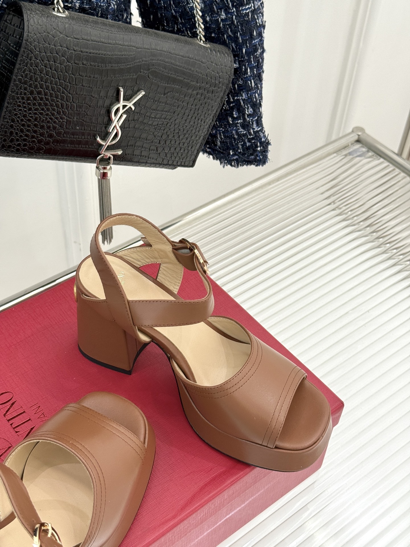Valentino/华伦天奴25ss春夏
新品防水台高跟凉鞋
一双恨天高防水台高跟凉鞋
足以点燃你的时