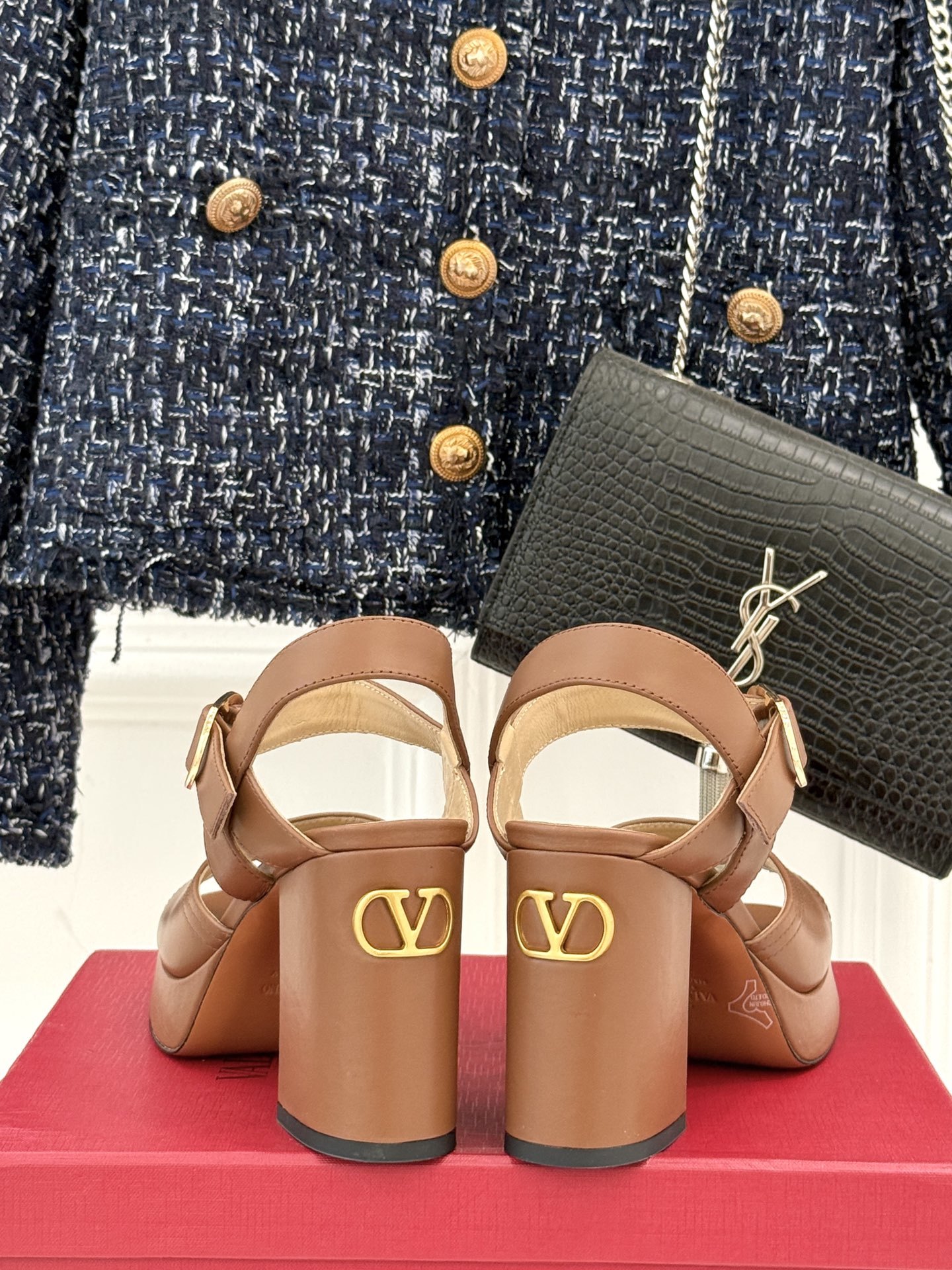 Valentino/华伦天奴25ss春夏
新品防水台高跟凉鞋
一双恨天高防水台高跟凉鞋
足以点燃你的时