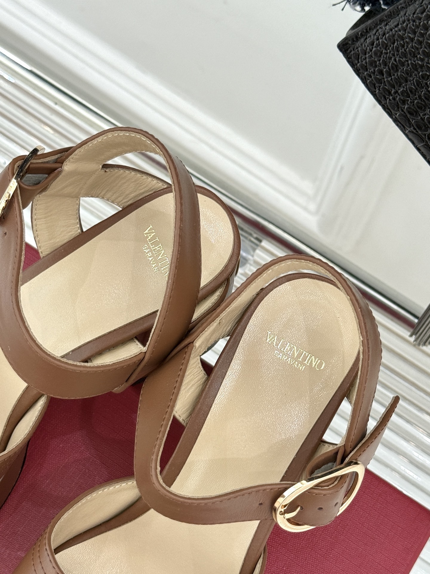 Valentino/华伦天奴25ss春夏
新品防水台高跟凉鞋
一双恨天高防水台高跟凉鞋
足以点燃你的时