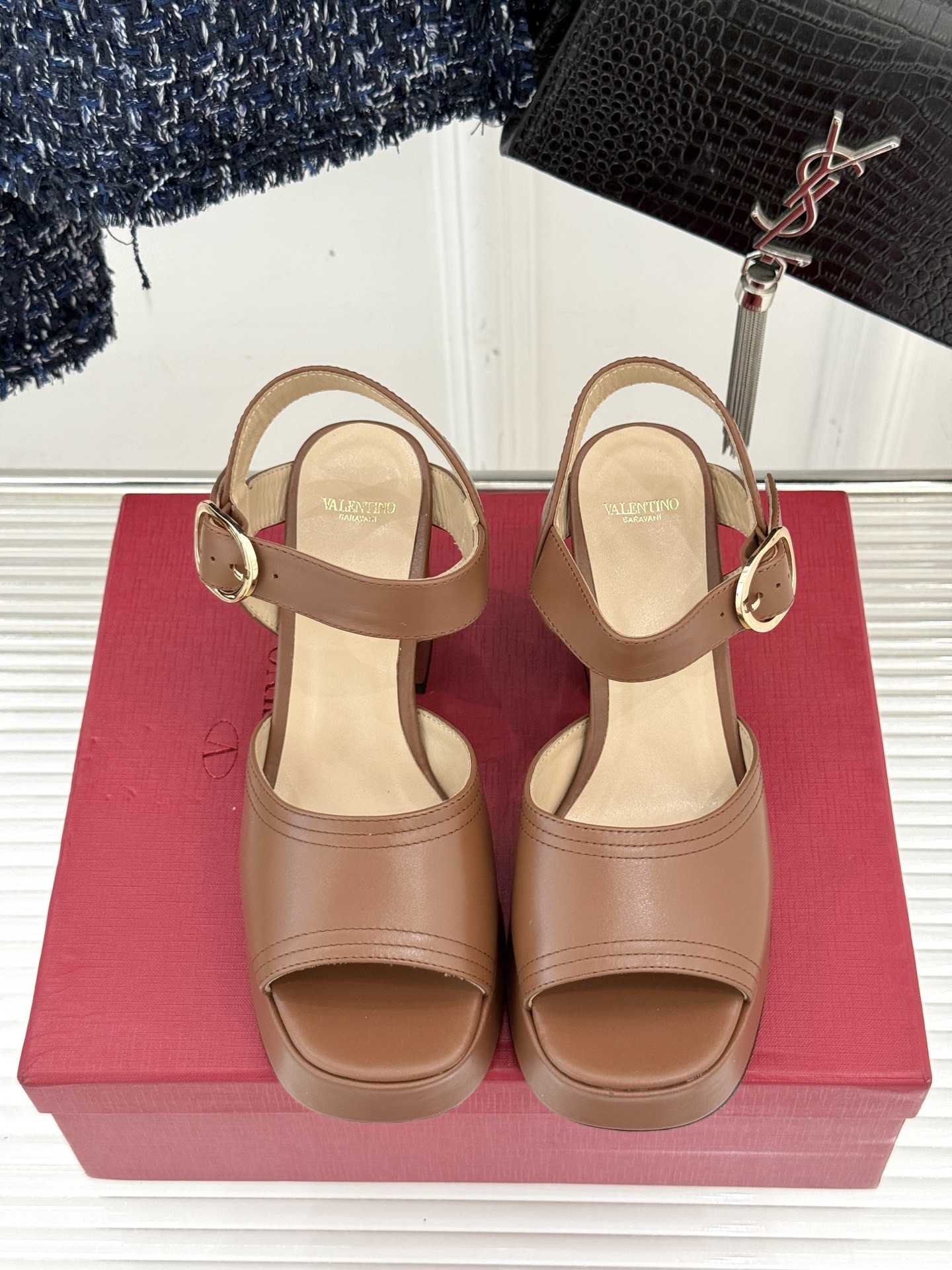 Valentino/华伦天奴25ss春夏
新品防水台高跟凉鞋
一双恨天高防水台高跟凉鞋
足以点燃你的时