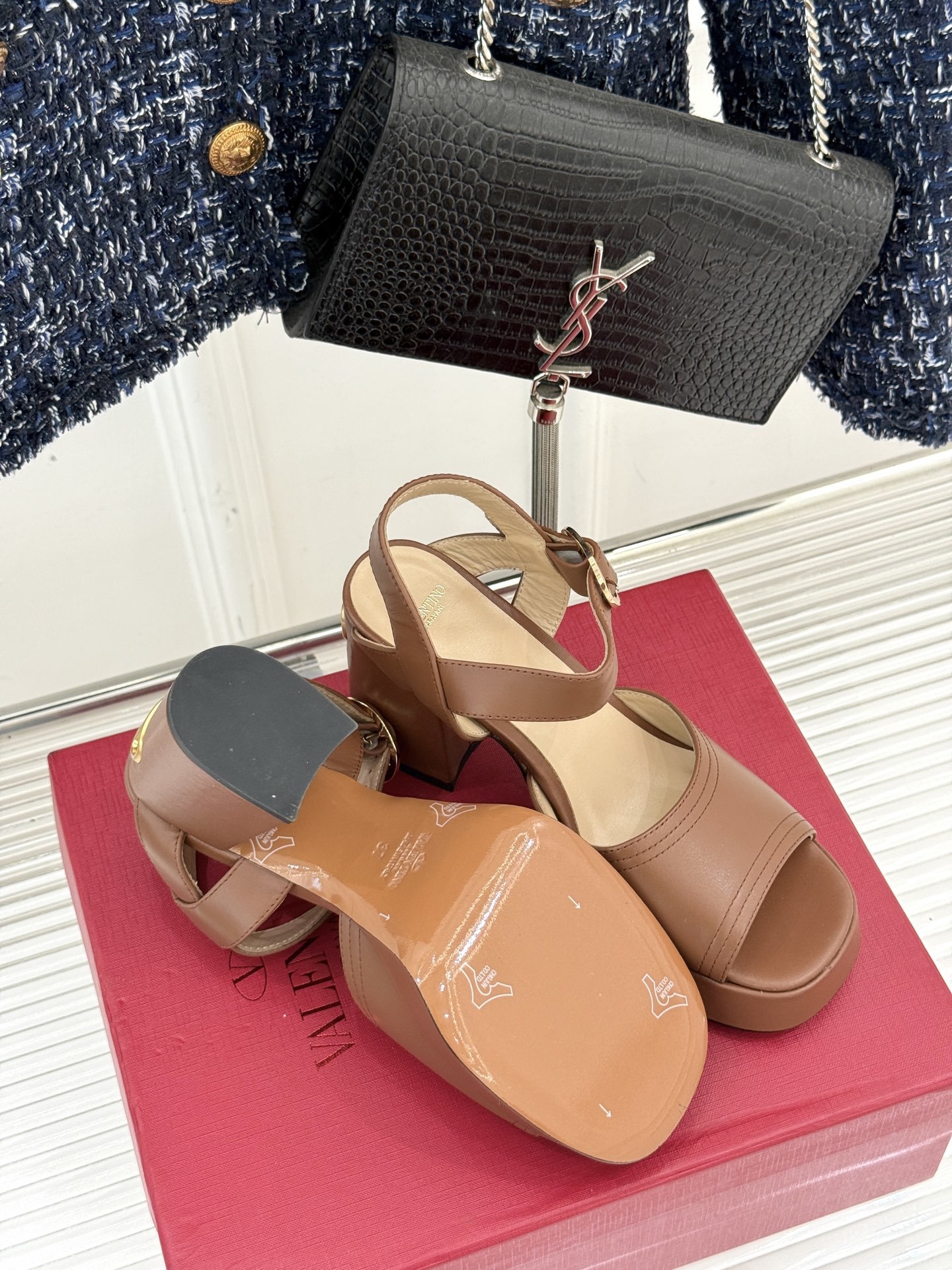 Valentino/华伦天奴25ss春夏
新品防水台高跟凉鞋
一双恨天高防水台高跟凉鞋
足以点燃你的时