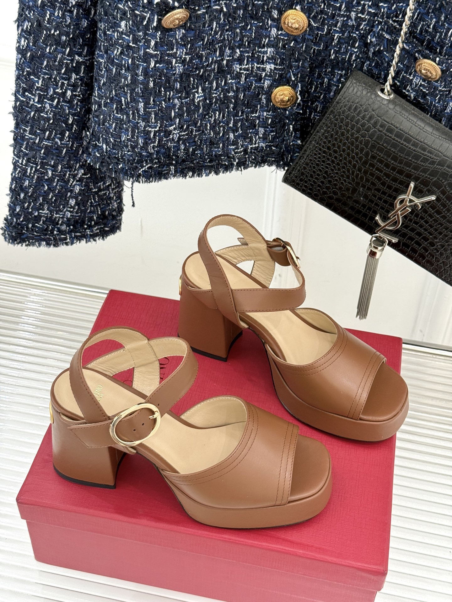 Valentino/华伦天奴25ss春夏
新品防水台高跟凉鞋
一双恨天高防水台高跟凉鞋
足以点燃你的时