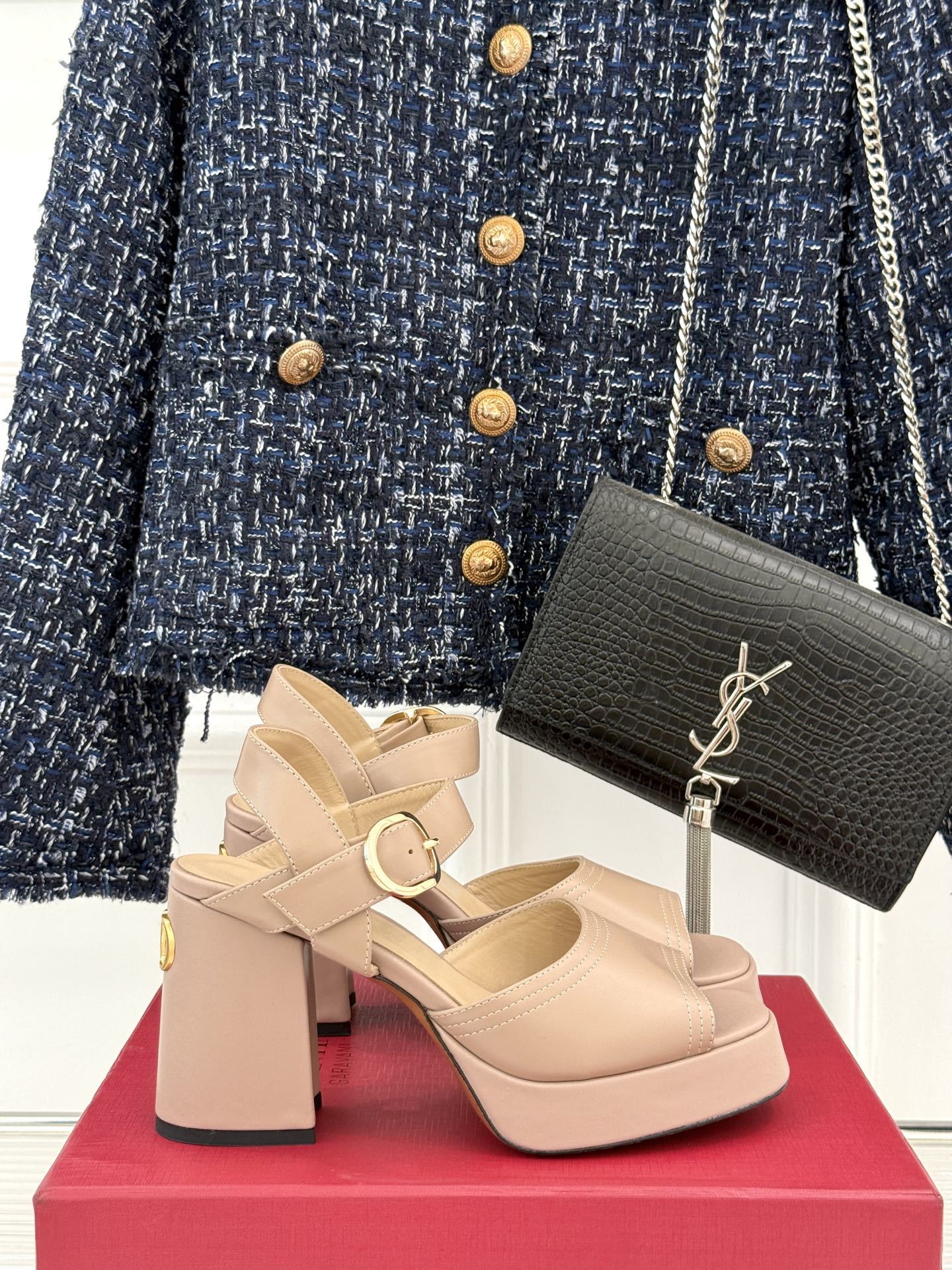 Valentino/华伦天奴25ss春夏
新品防水台高跟凉鞋
一双恨天高防水台高跟凉鞋
足以点燃你的时