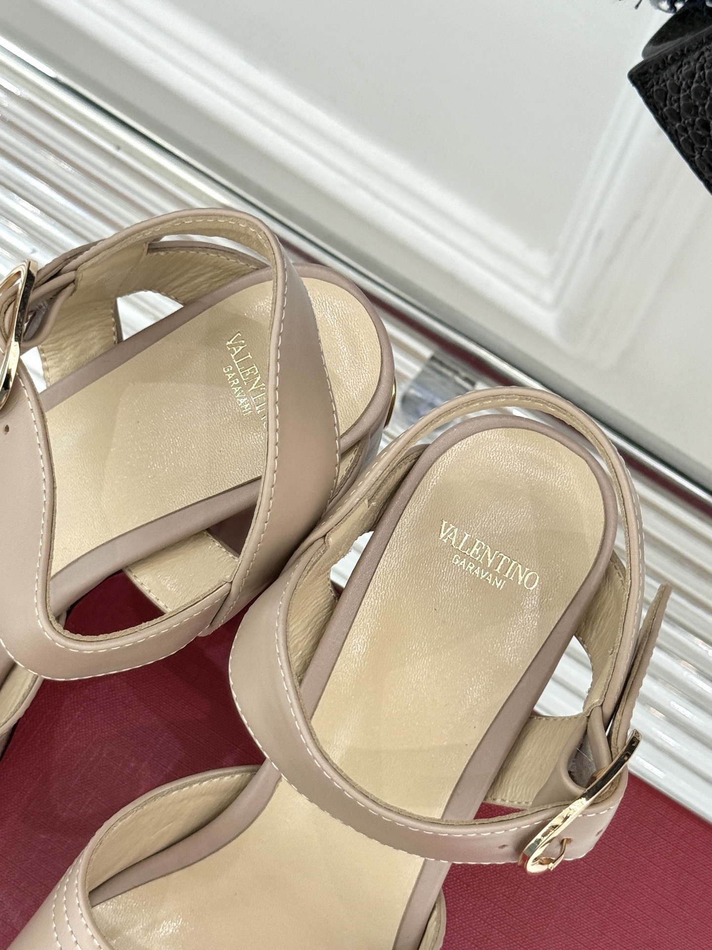 Valentino/华伦天奴25ss春夏
新品防水台高跟凉鞋
一双恨天高防水台高跟凉鞋
足以点燃你的时