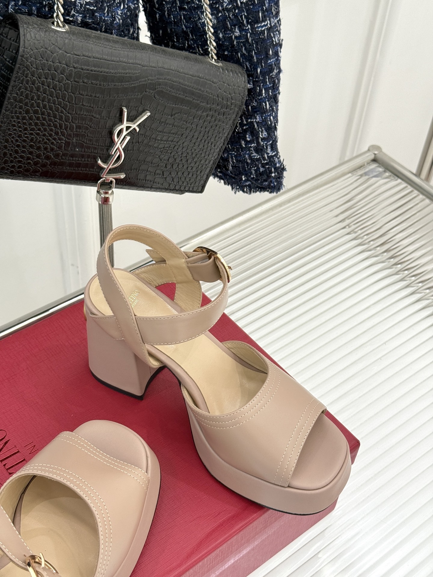 Valentino/华伦天奴25ss春夏
新品防水台高跟凉鞋
一双恨天高防水台高跟凉鞋
足以点燃你的时