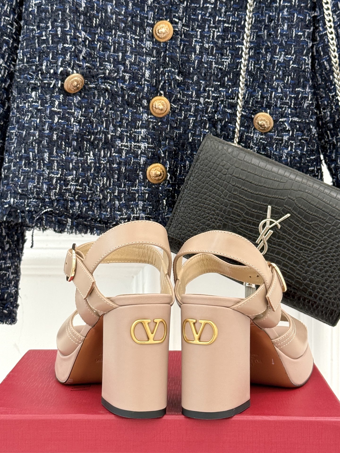 Valentino/华伦天奴25ss春夏
新品防水台高跟凉鞋
一双恨天高防水台高跟凉鞋
足以点燃你的时
