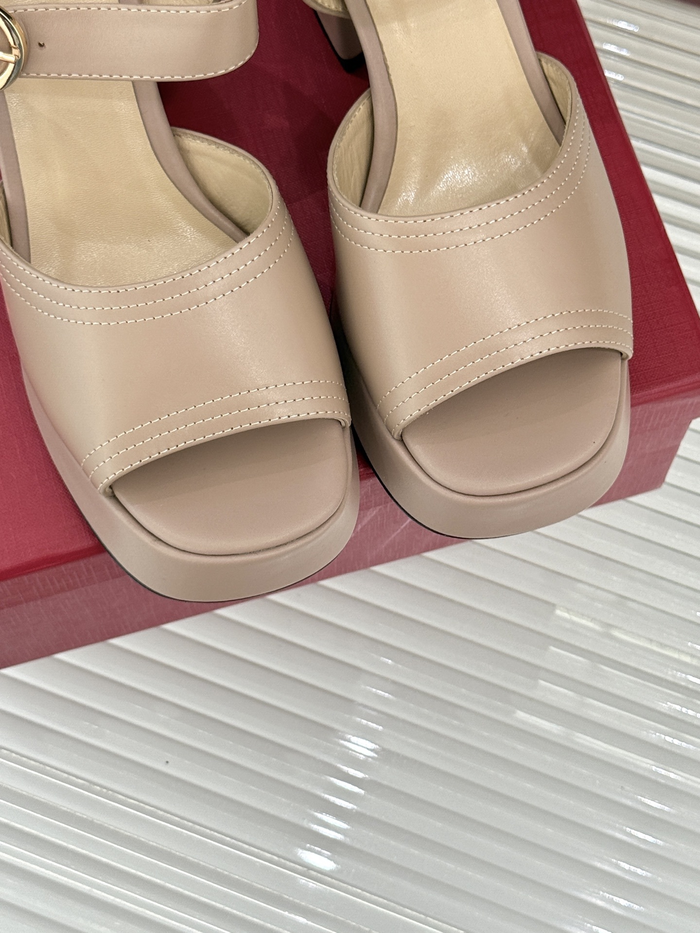 Valentino/华伦天奴25ss春夏
新品防水台高跟凉鞋
一双恨天高防水台高跟凉鞋
足以点燃你的时