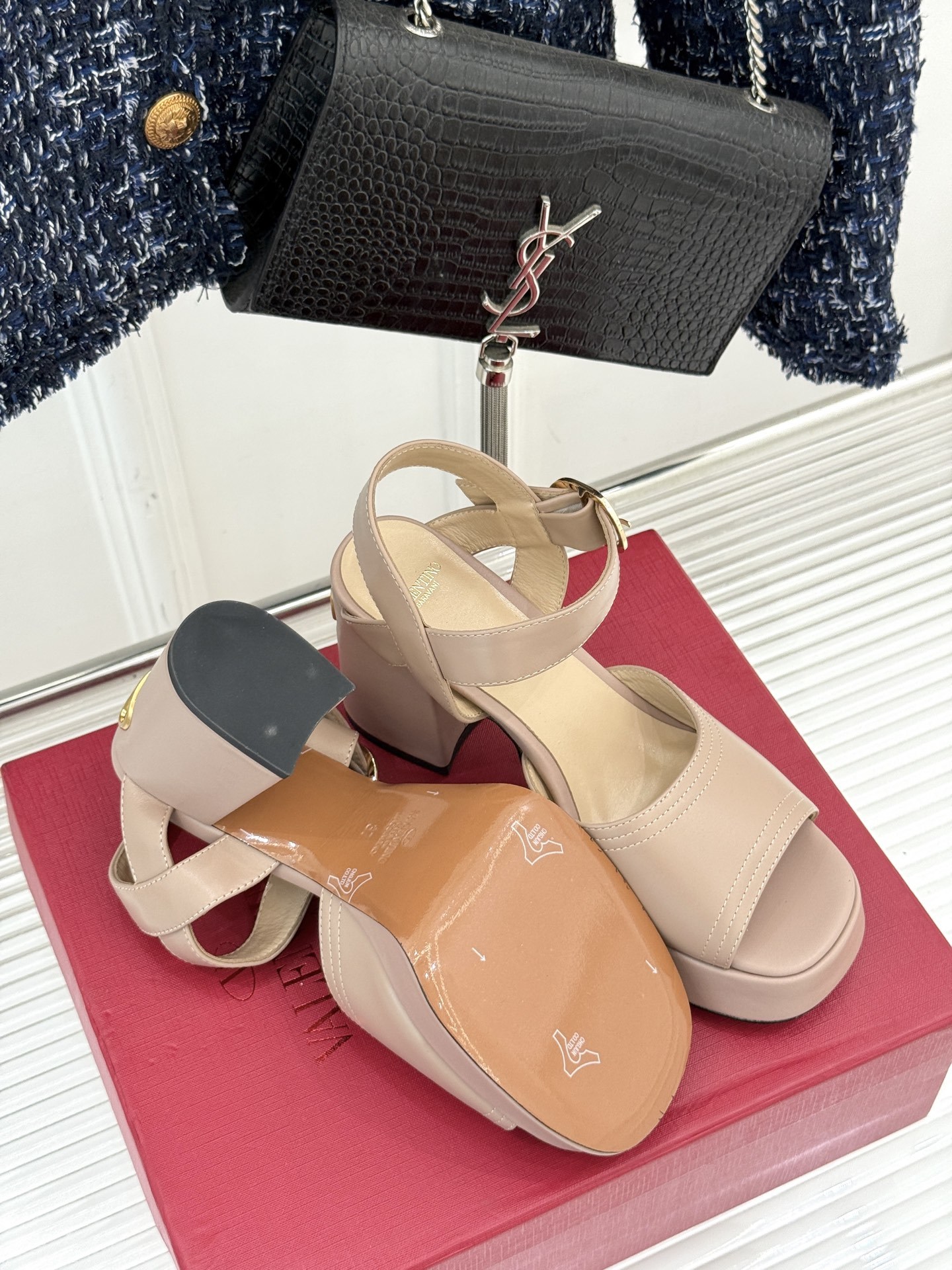 Valentino/华伦天奴25ss春夏
新品防水台高跟凉鞋
一双恨天高防水台高跟凉鞋
足以点燃你的时