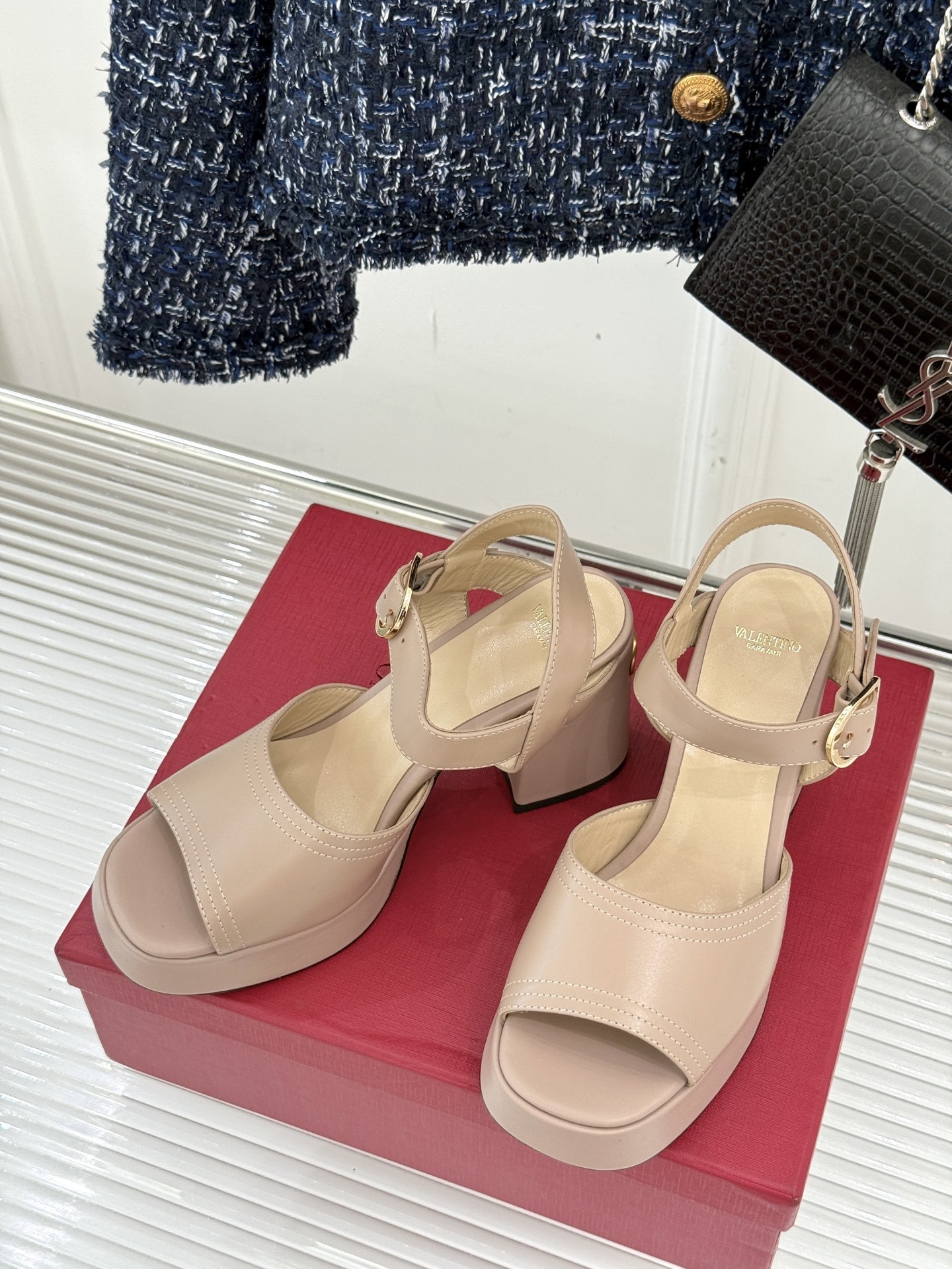Valentino/华伦天奴25ss春夏
新品防水台高跟凉鞋
一双恨天高防水台高跟凉鞋
足以点燃你的时