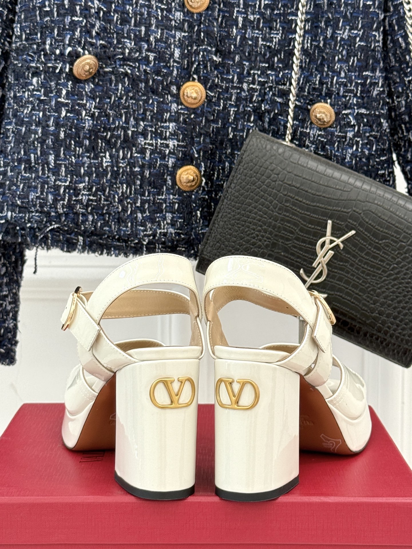Valentino/华伦天奴25ss春夏
新品防水台高跟凉鞋
一双恨天高防水台高跟凉鞋
足以点燃你的时