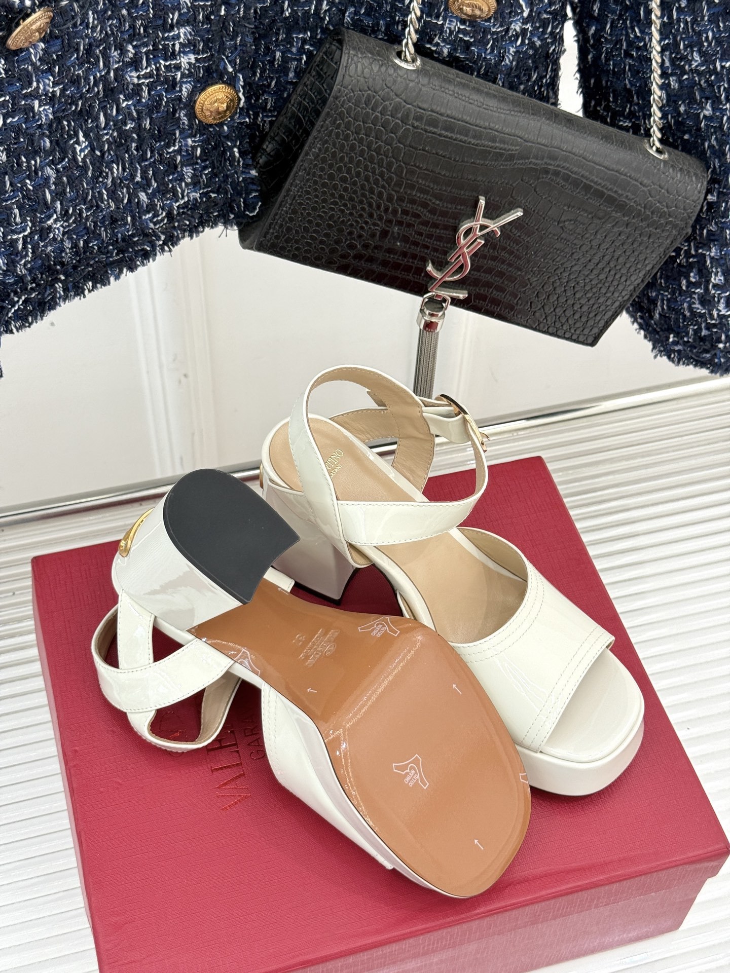 Valentino/华伦天奴25ss春夏
新品防水台高跟凉鞋
一双恨天高防水台高跟凉鞋
足以点燃你的时