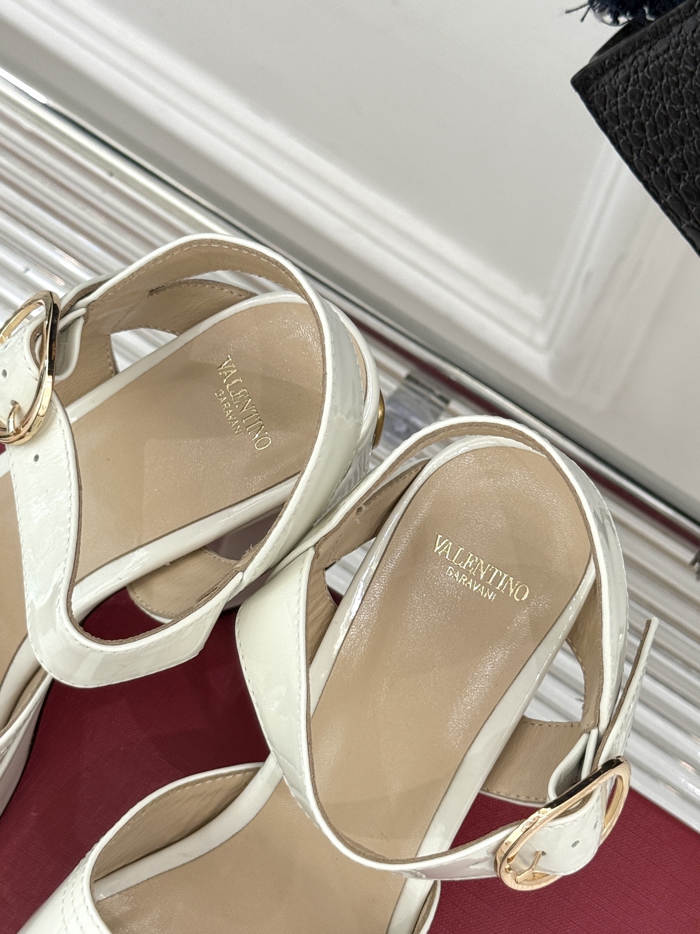 Valentino/华伦天奴25ss春夏
新品防水台高跟凉鞋
一双恨天高防水台高跟凉鞋
足以点燃你的时