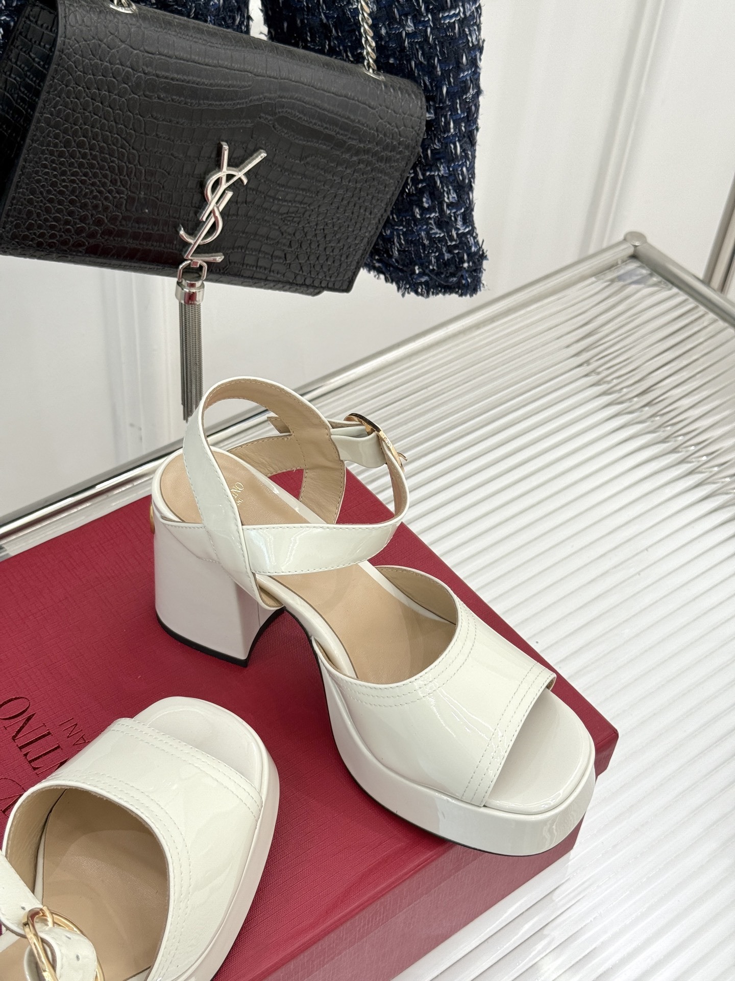 Valentino/华伦天奴25ss春夏
新品防水台高跟凉鞋
一双恨天高防水台高跟凉鞋
足以点燃你的时