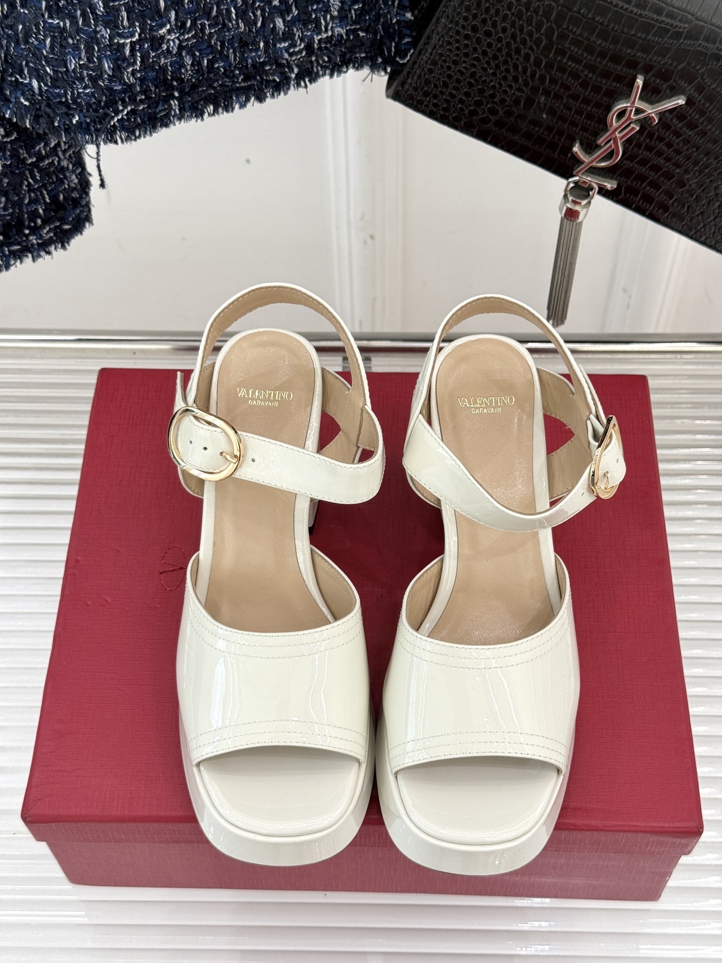 Valentino/华伦天奴25ss春夏
新品防水台高跟凉鞋
一双恨天高防水台高跟凉鞋
足以点燃你的时
