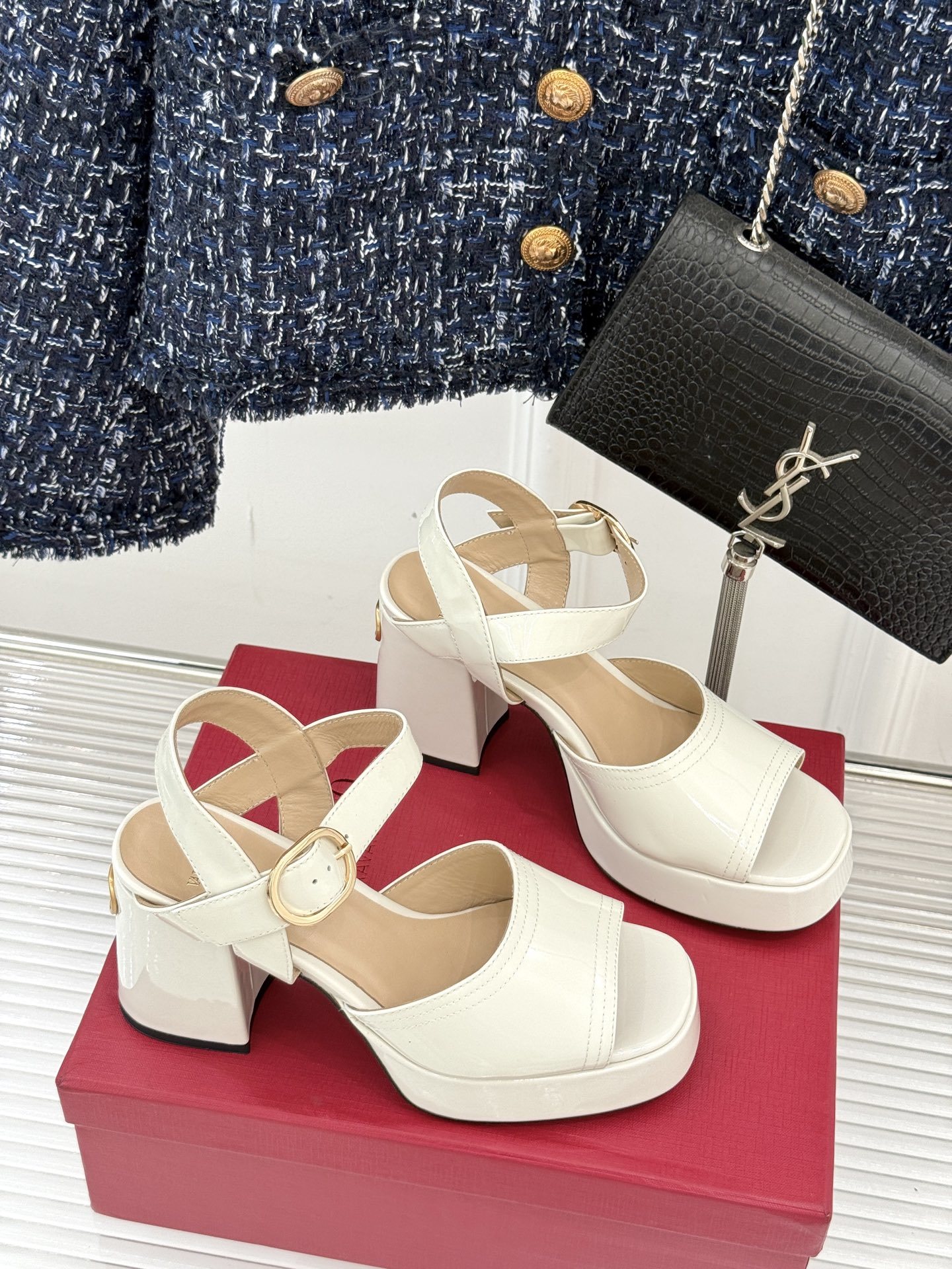 Valentino/华伦天奴25ss春夏
新品防水台高跟凉鞋
一双恨天高防水台高跟凉鞋
足以点燃你的时