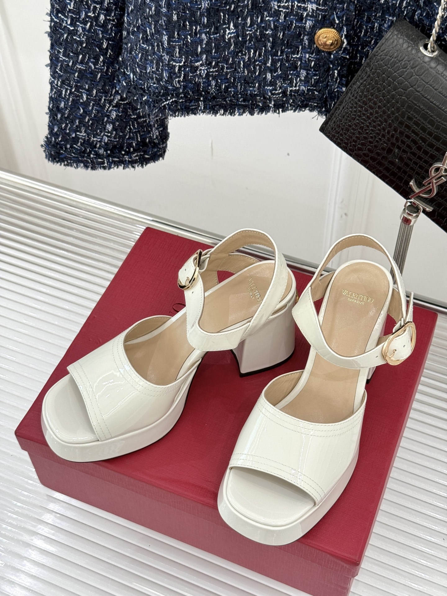 Valentino/华伦天奴25ss春夏
新品防水台高跟凉鞋
一双恨天高防水台高跟凉鞋
足以点燃你的时