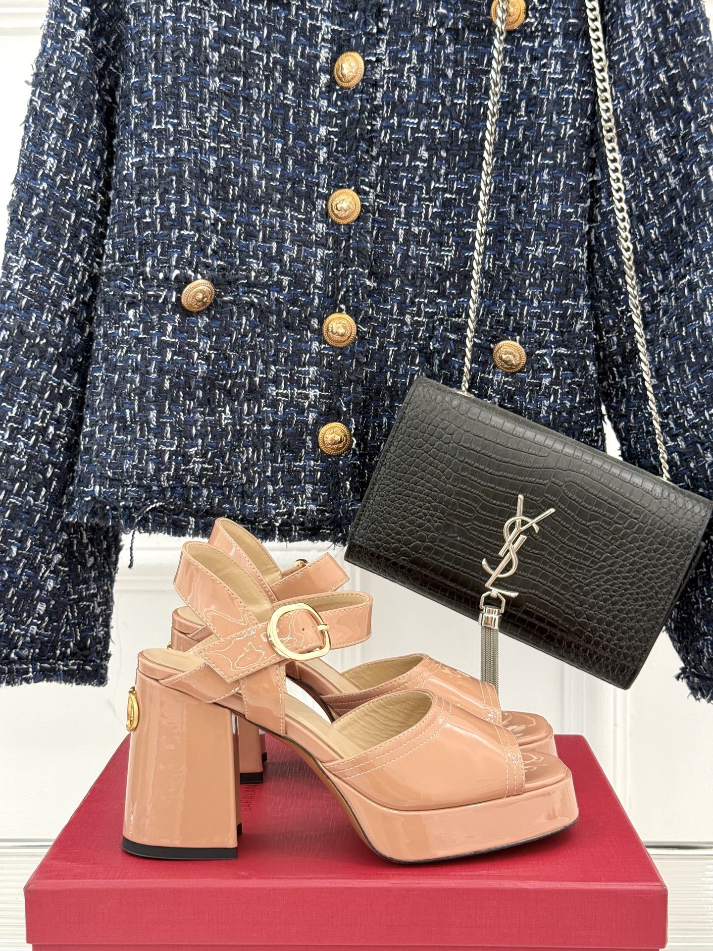 Valentino/华伦天奴25ss春夏
新品防水台高跟凉鞋
一双恨天高防水台高跟凉鞋
足以点燃你的时